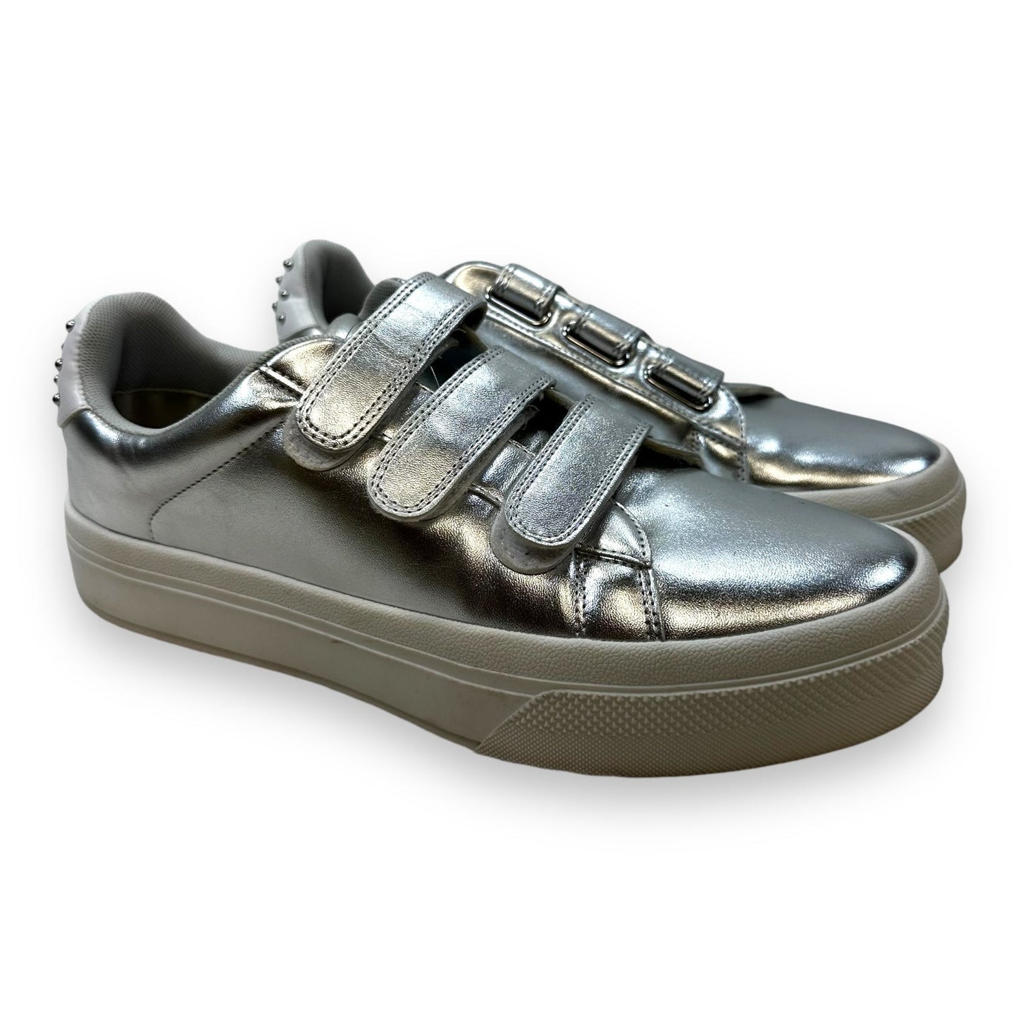 Shoes Sneakers By Clothes Mentor In Silver, Size: 9.5