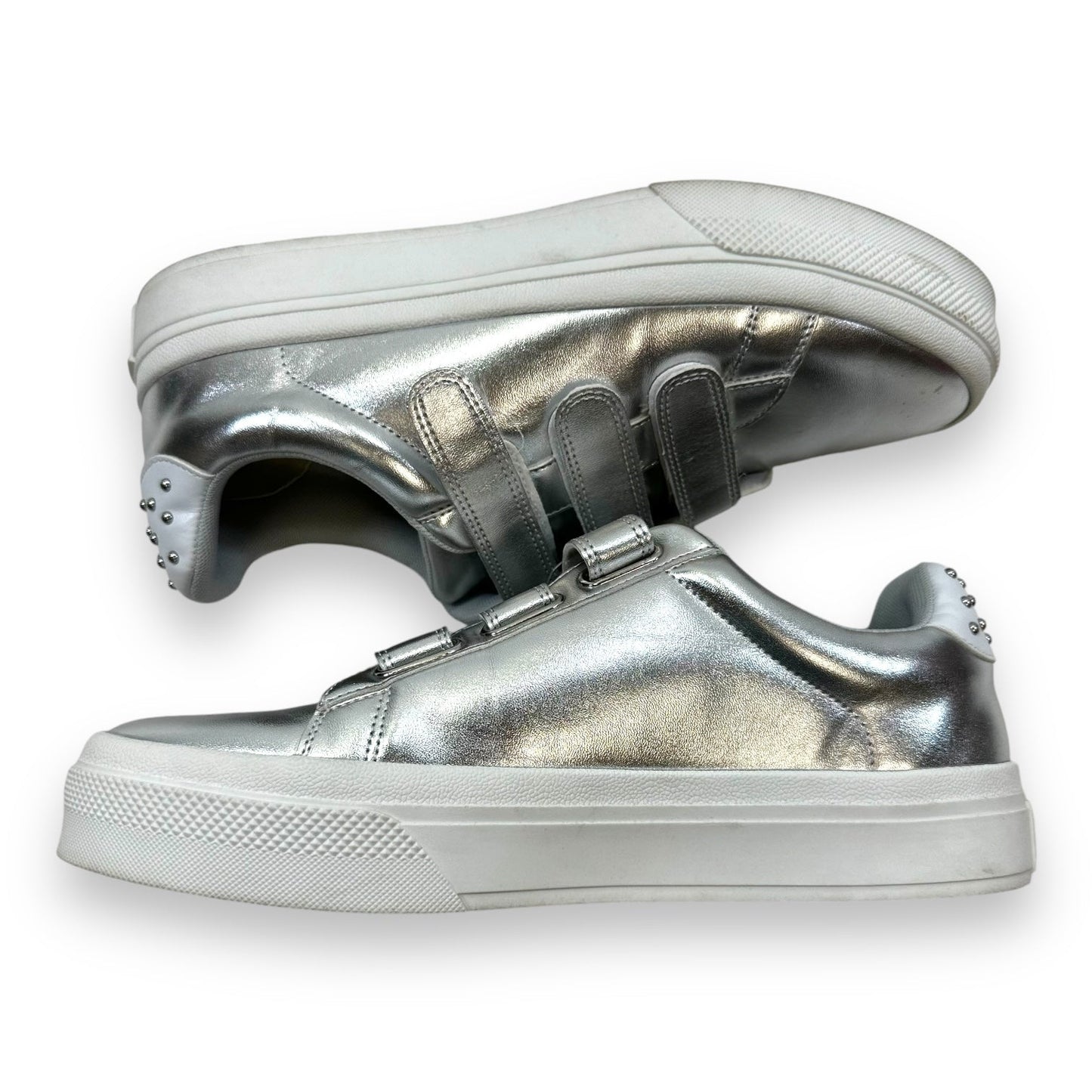 Shoes Sneakers By Clothes Mentor In Silver, Size: 9.5