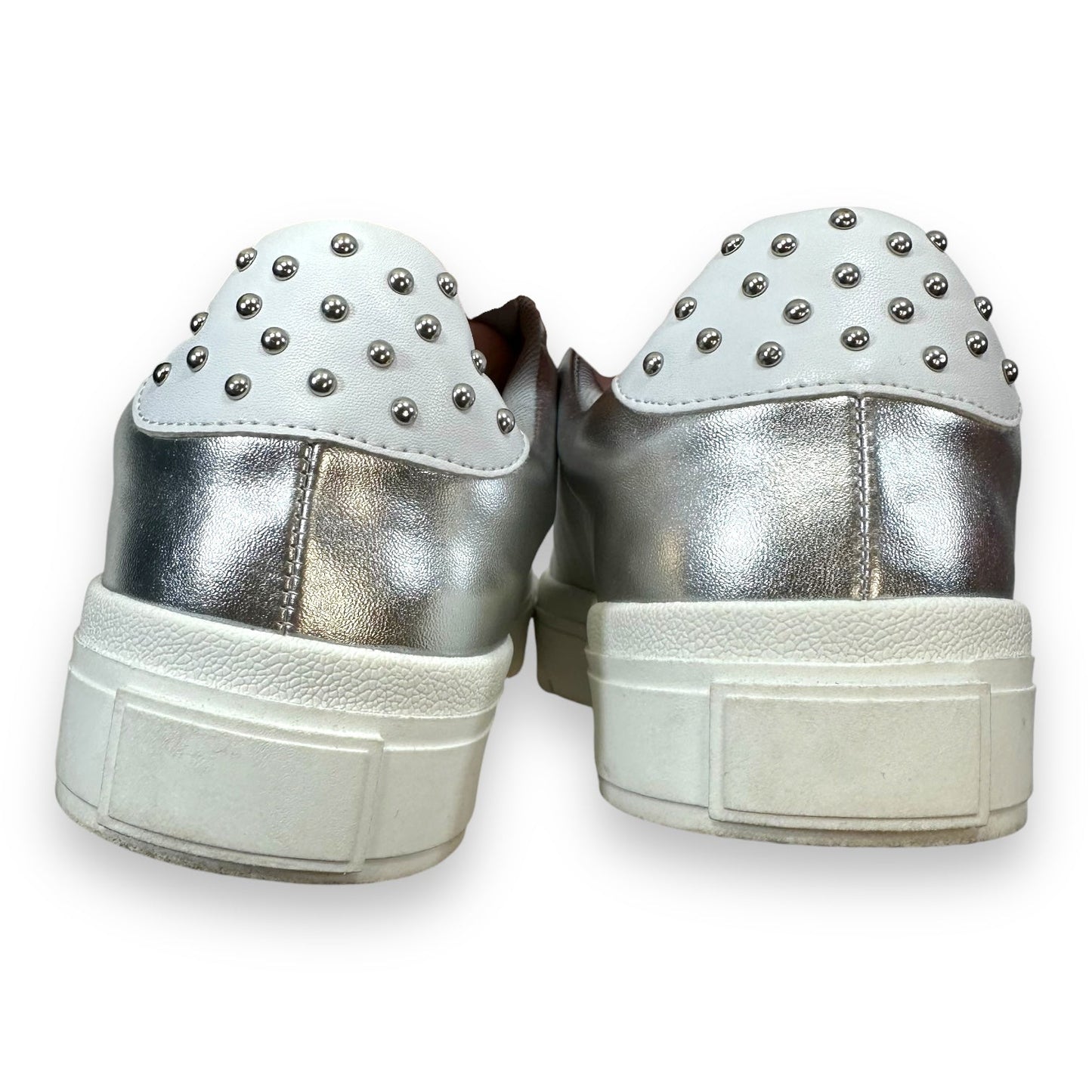 Shoes Sneakers By Clothes Mentor In Silver, Size: 9.5