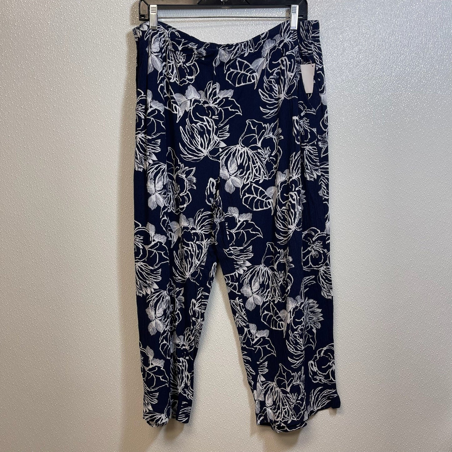 Navy Capris 2pc Chicos O, Size L