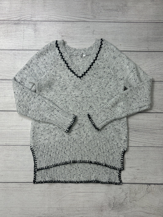 Sweater By Cable And Gauge In Grey, Size: M