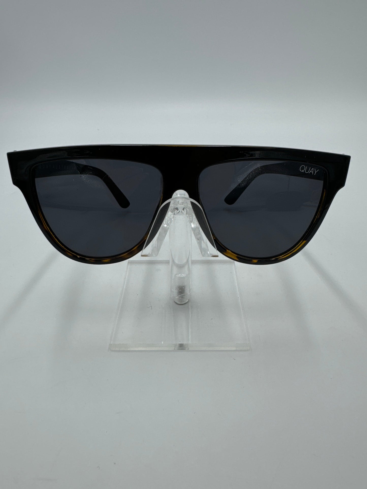 Sunglasses Designer By Quay