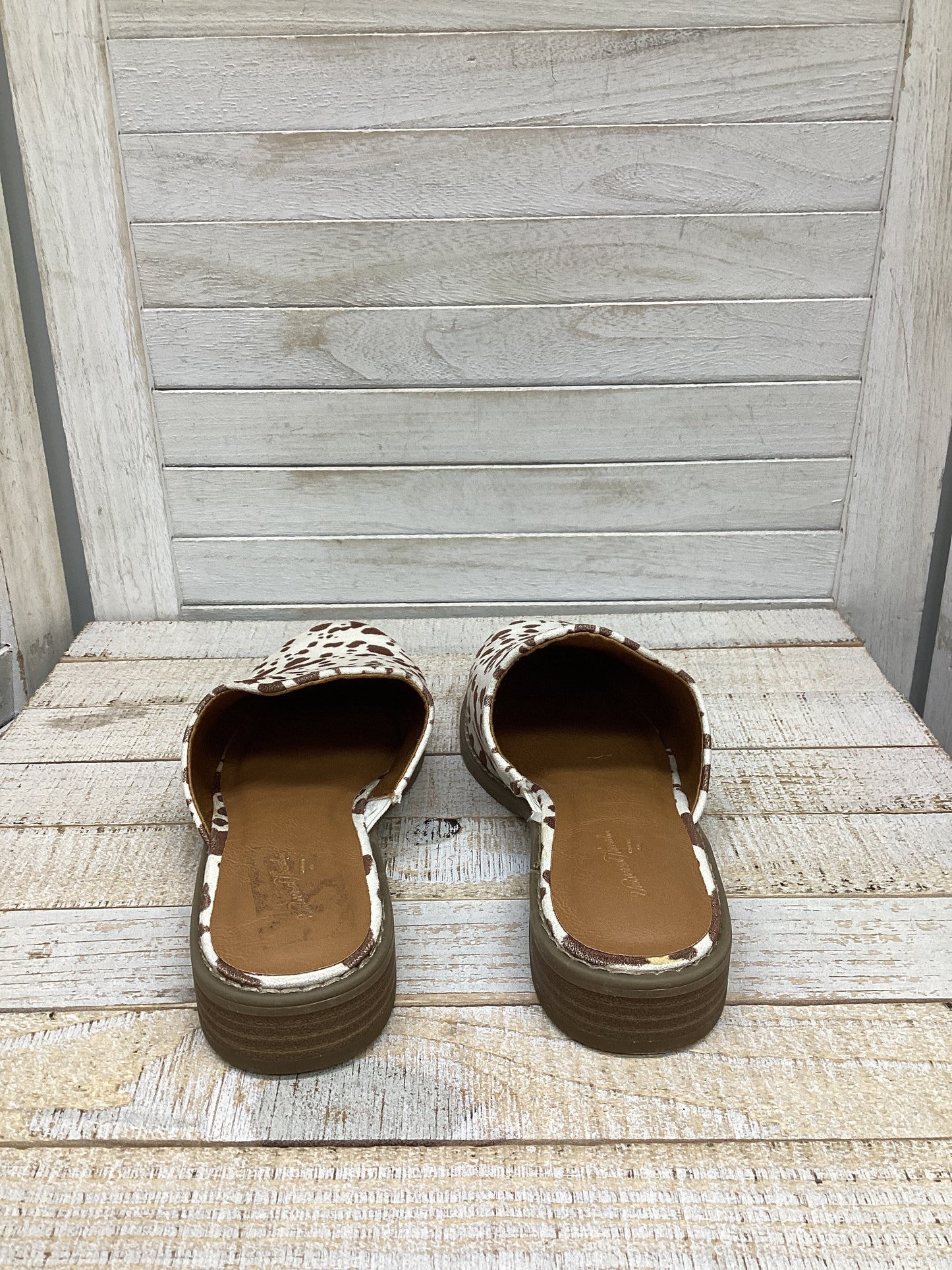 Shoes Flats By Universal Thread In Animal Print, Size: 6.5