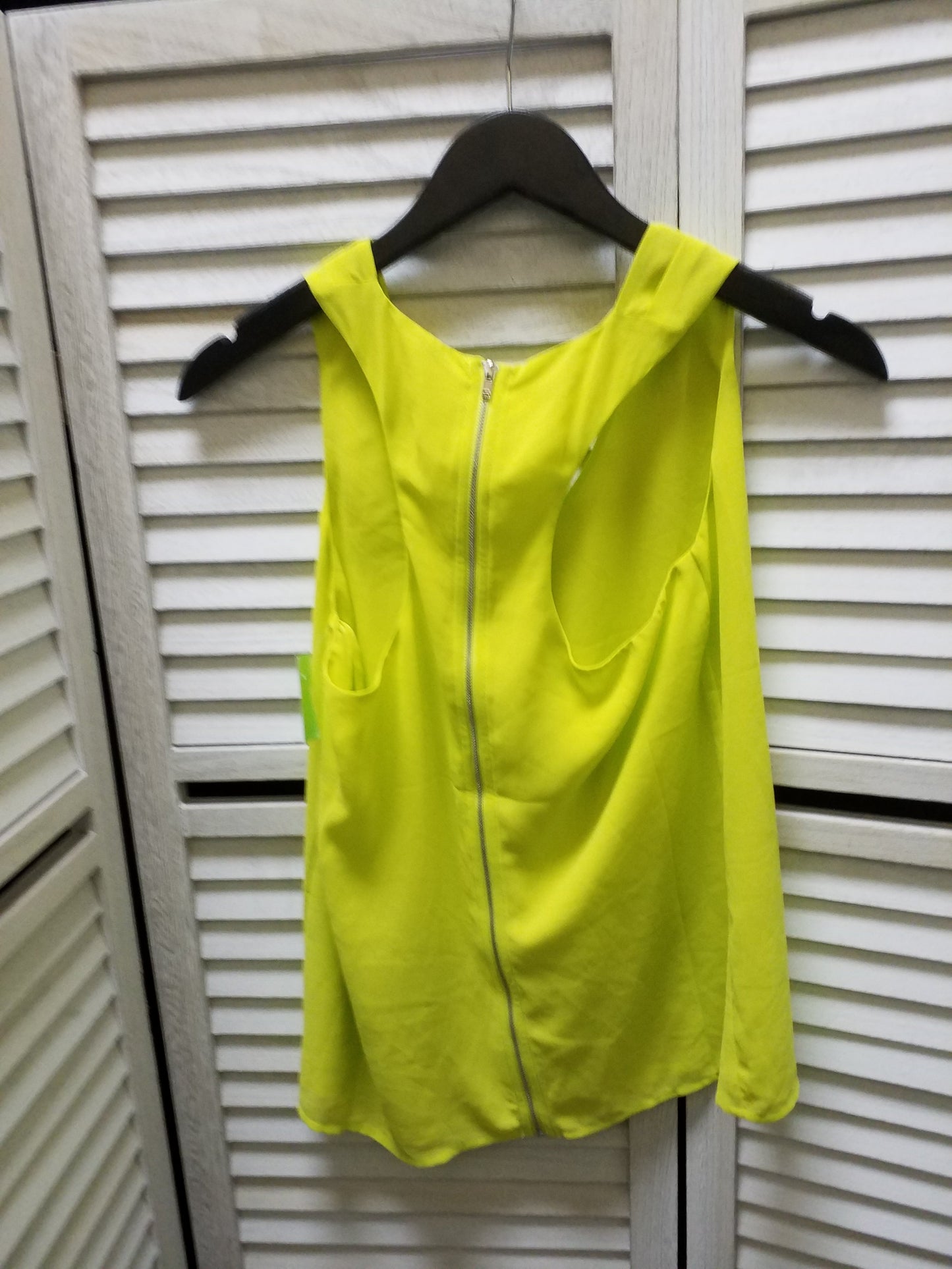 Top Sleeveless Basic By Clothes Mentor  Size: S