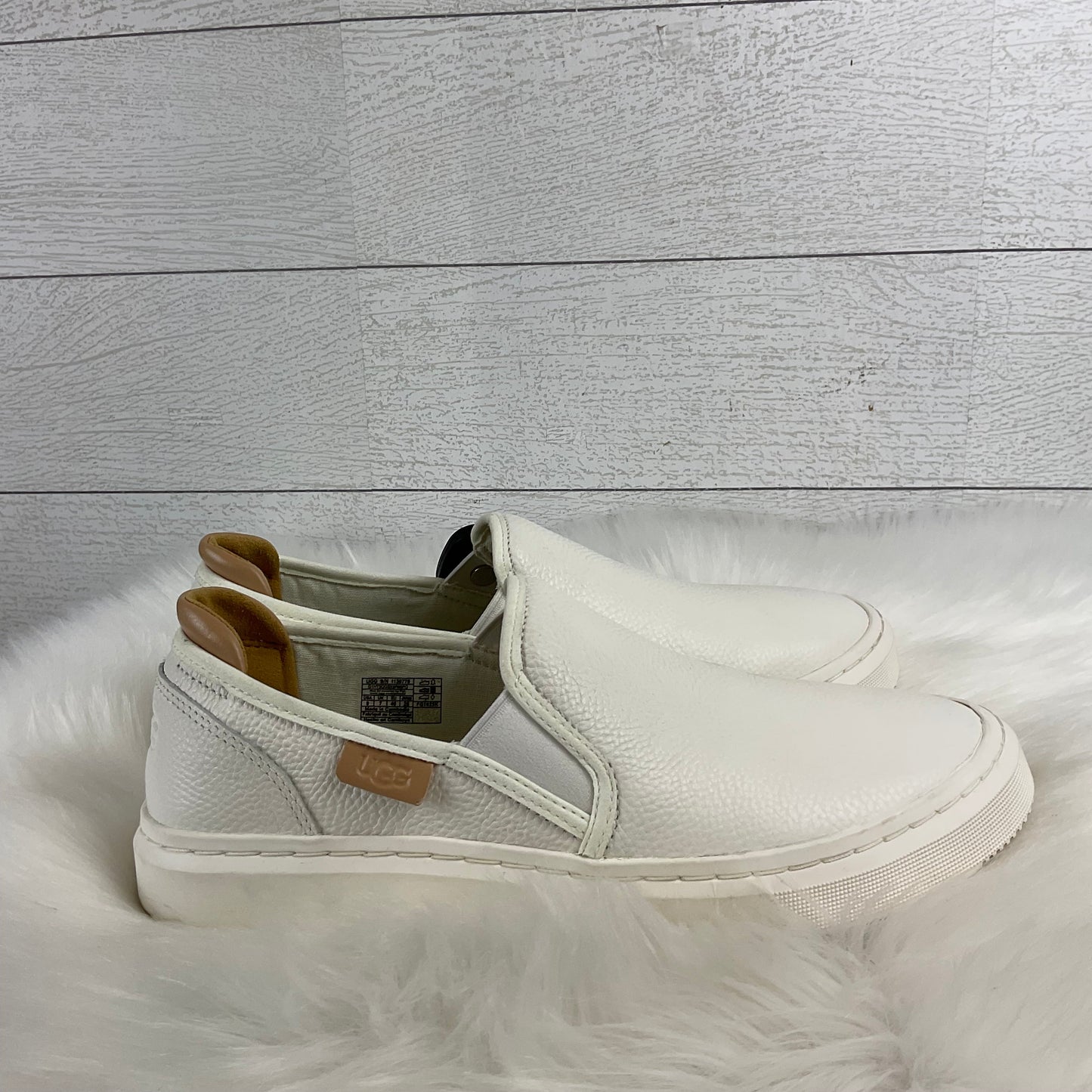 Shoes Designer By Ugg In White, Size: 9