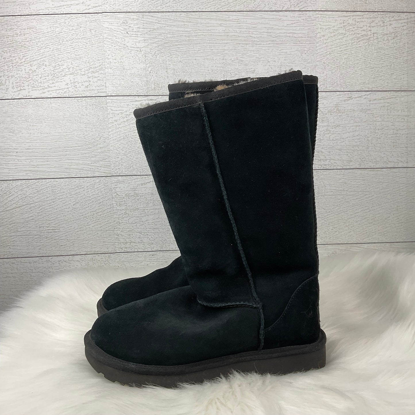 Boots Designer By Ugg In Black, Size: 5