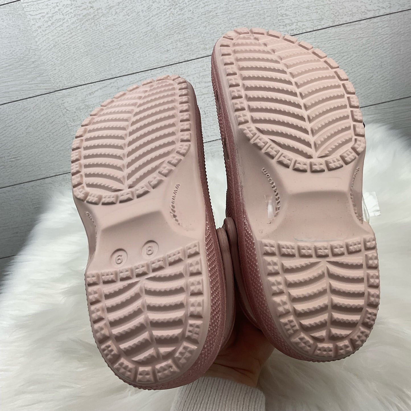 Shoes Flats By Crocs In Pink, Size: 8