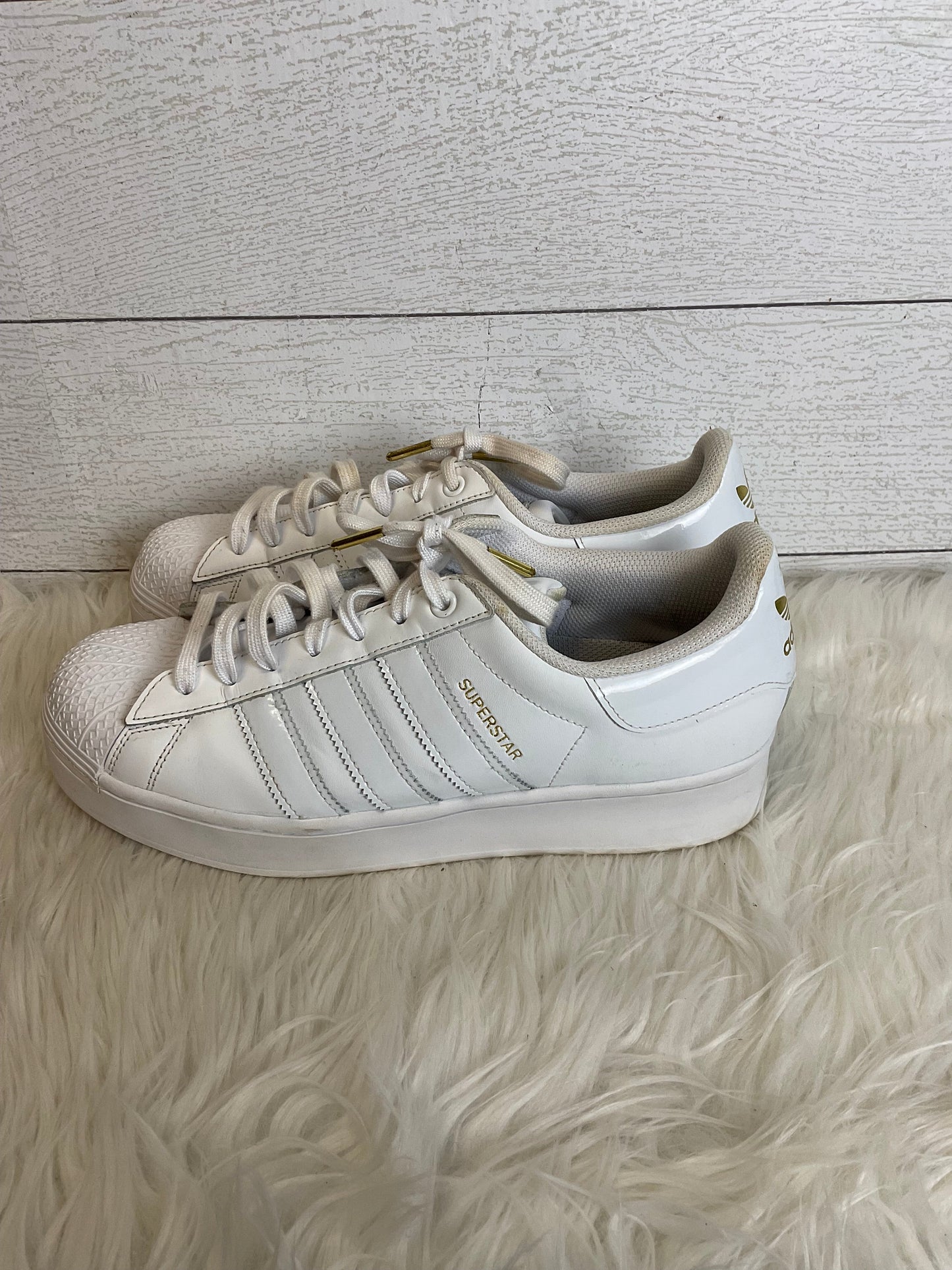 Shoes Sneakers By Adidas In White, Size: 10