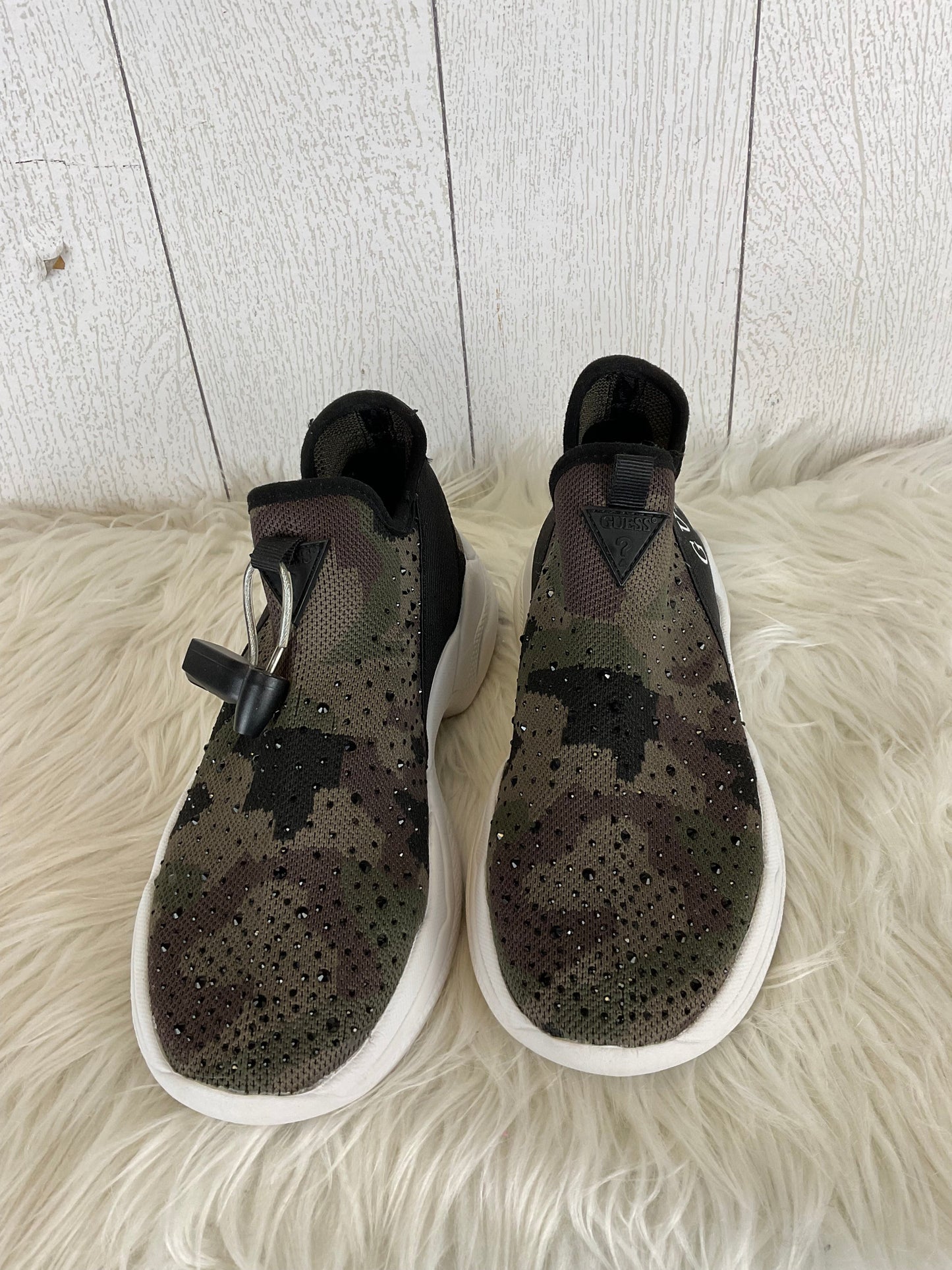 Shoes Sneakers By Guess In Camouflage Print, Size: 7.5