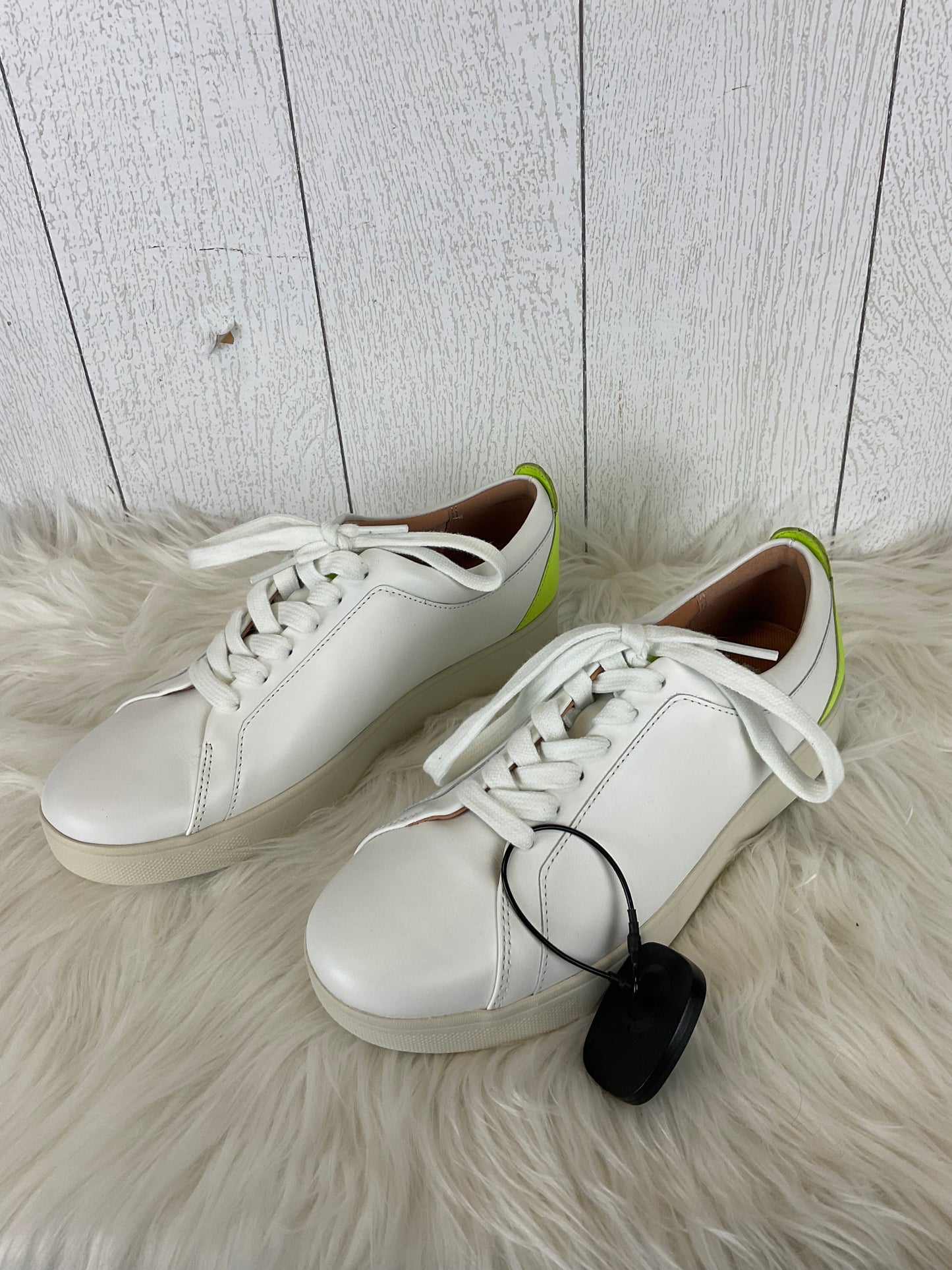 White Shoes Flats Fitflop, Size 6.5