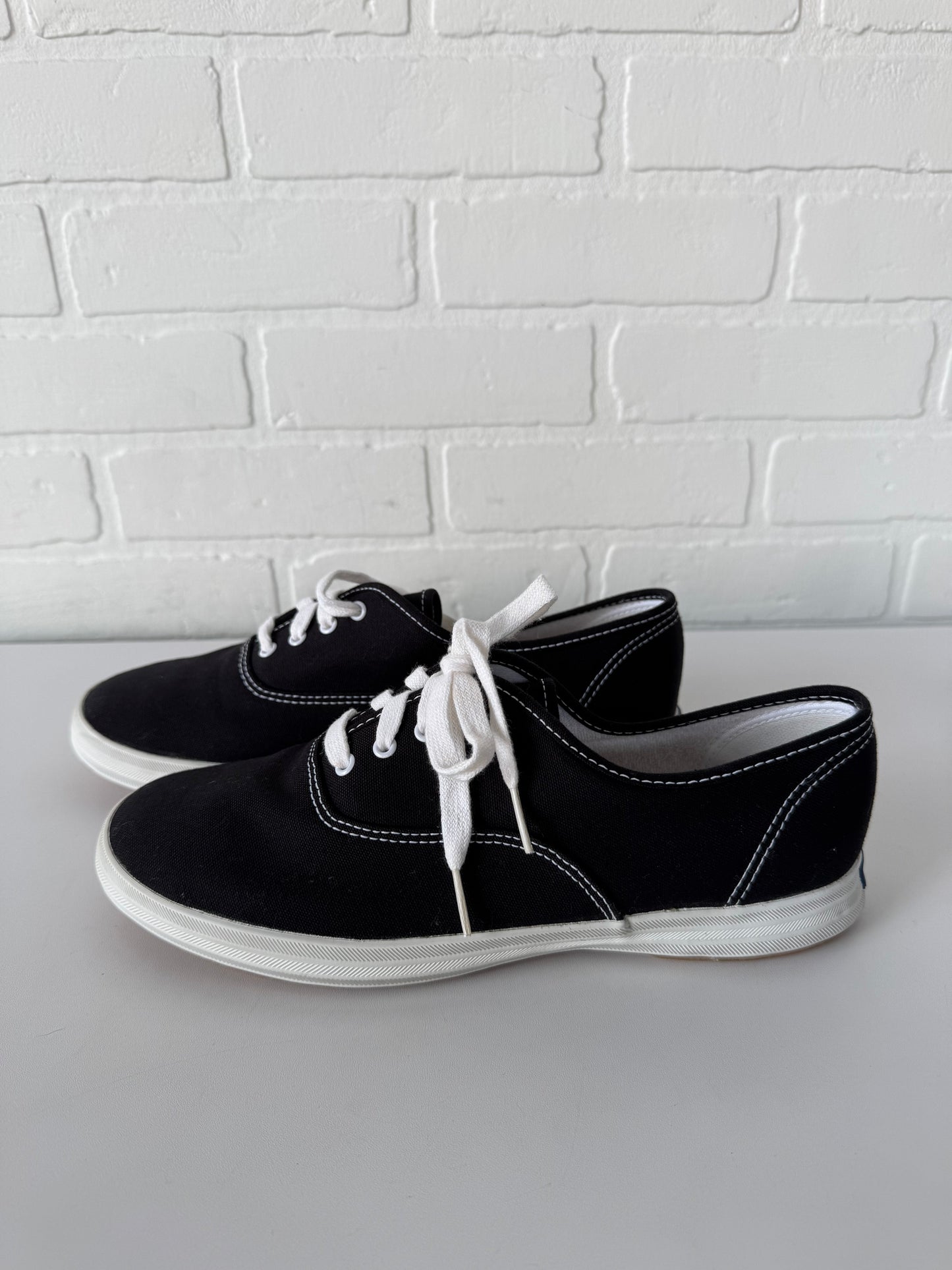 Shoes Sneakers By Keds In Black & White, Size: 8