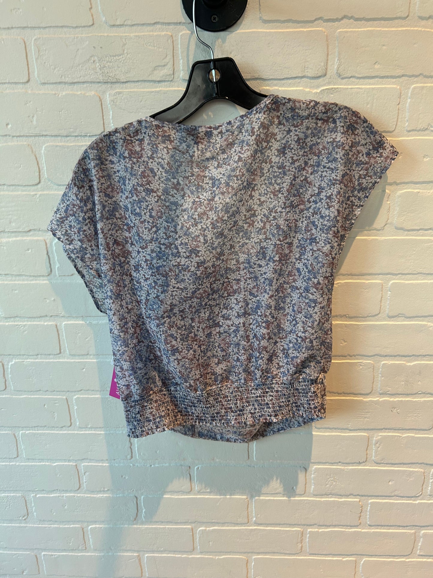 Top Short Sleeve By Guess In Blue, Size: Xs