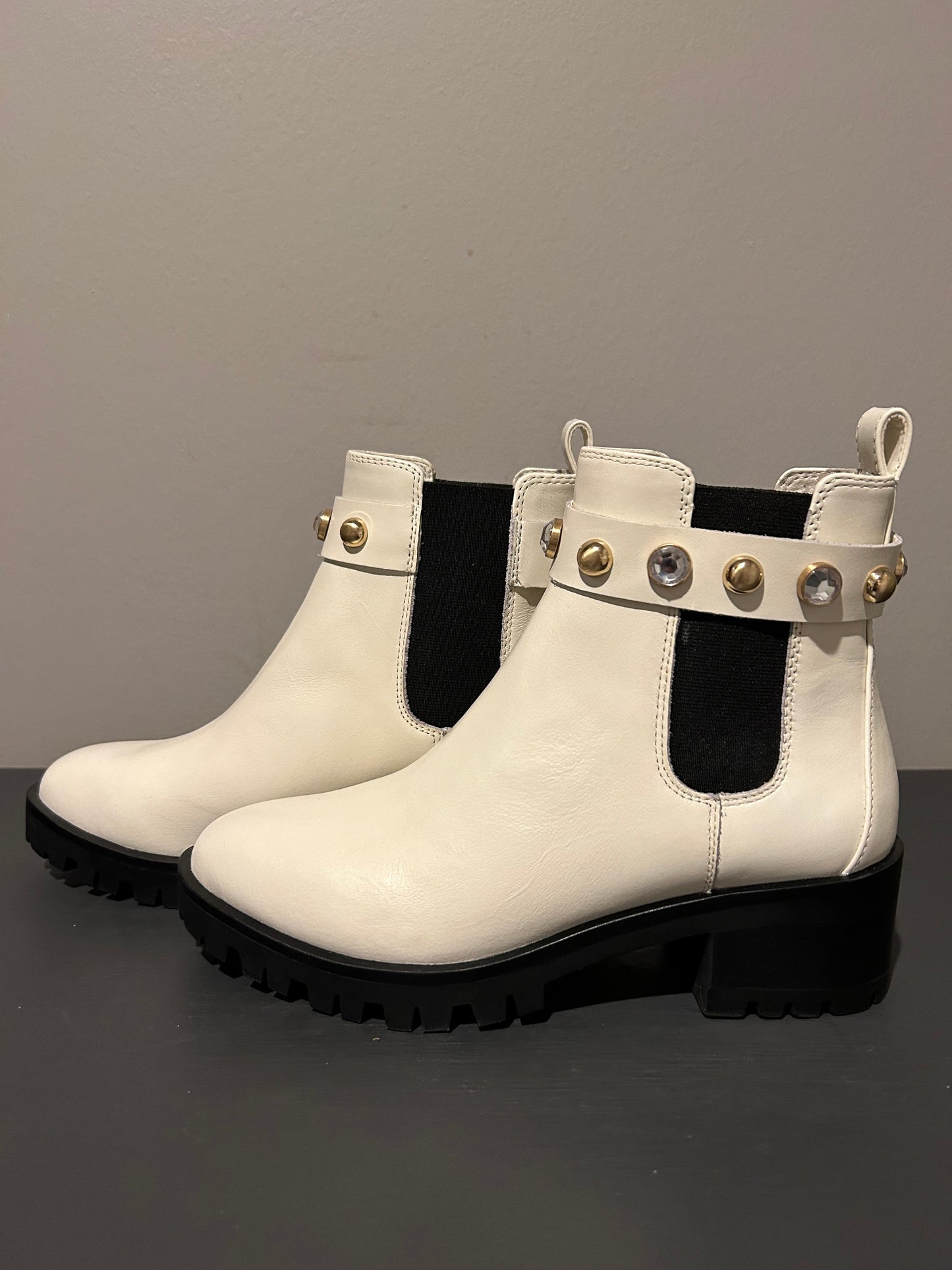 Boots Designer By Karl Lagerfeld In White, Size: 7