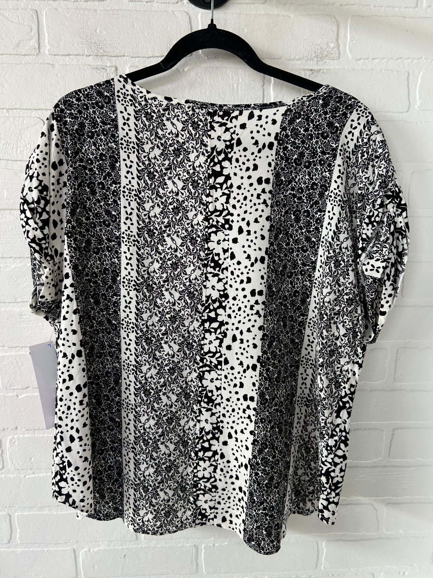 Top Short Sleeve By Staccato In Black & White, Size: M