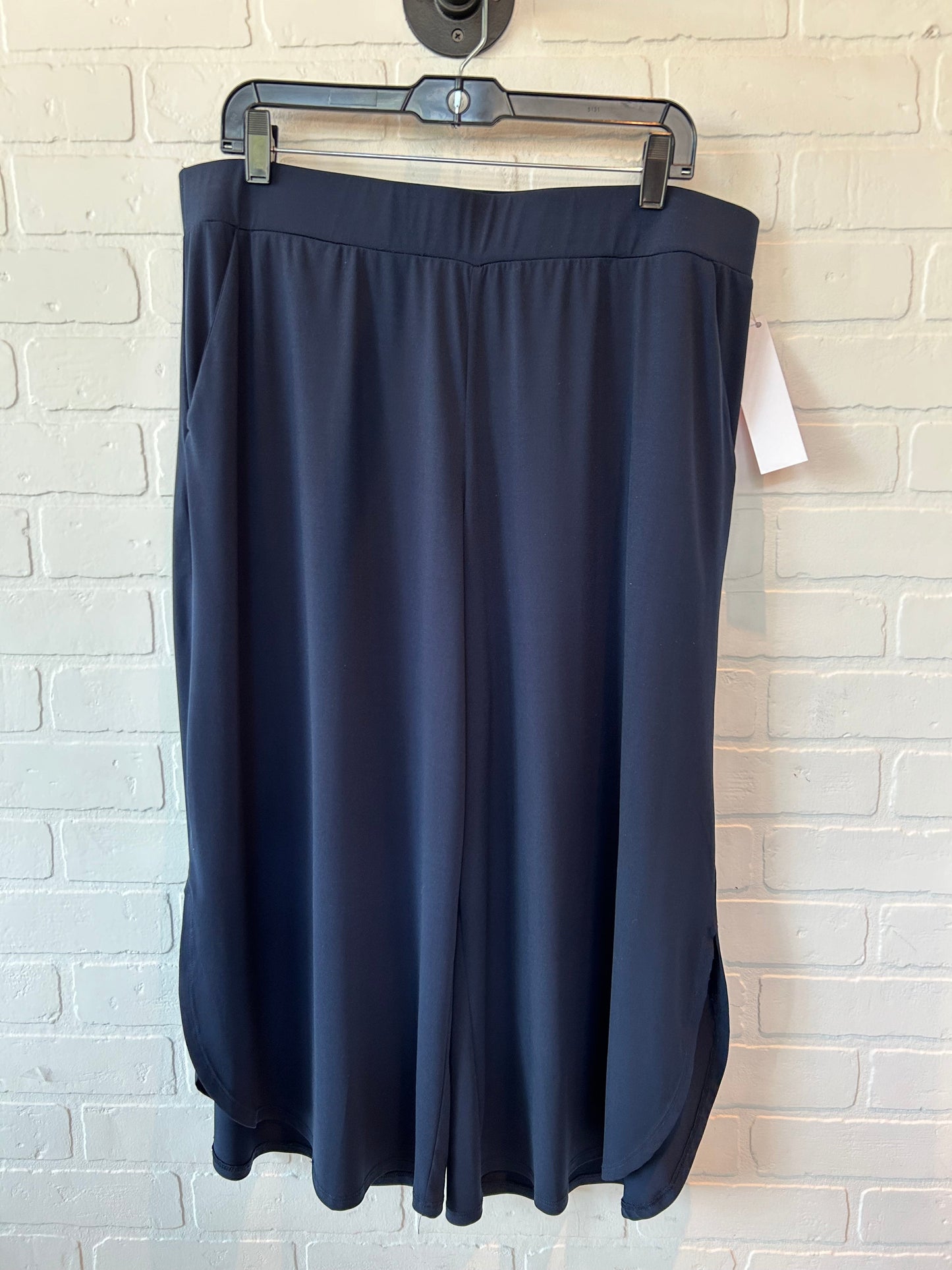 Navy Capris Gili, Size 12