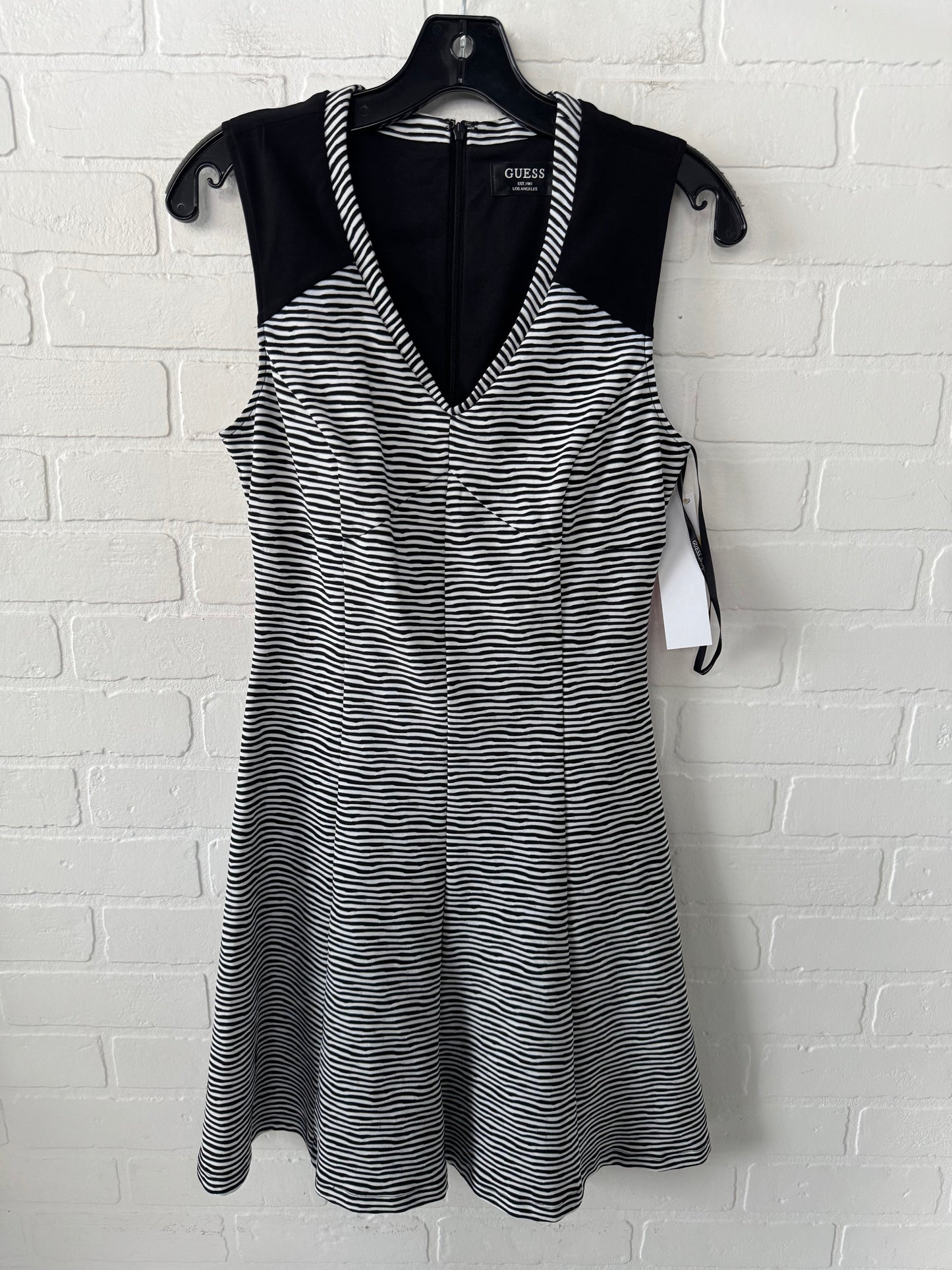 Dress Casual Short By Guess In Black & White, Size: S