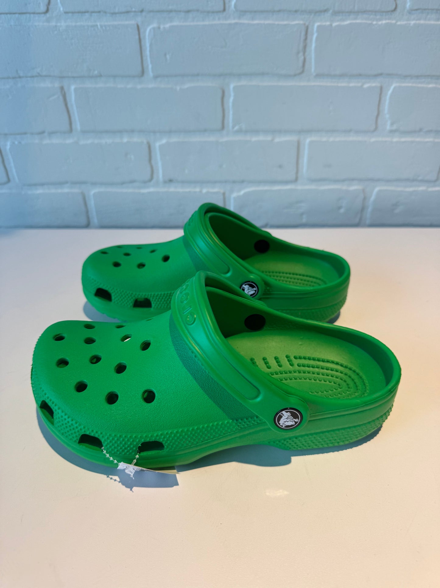 Shoes Flats By Crocs In Green, Size: 7