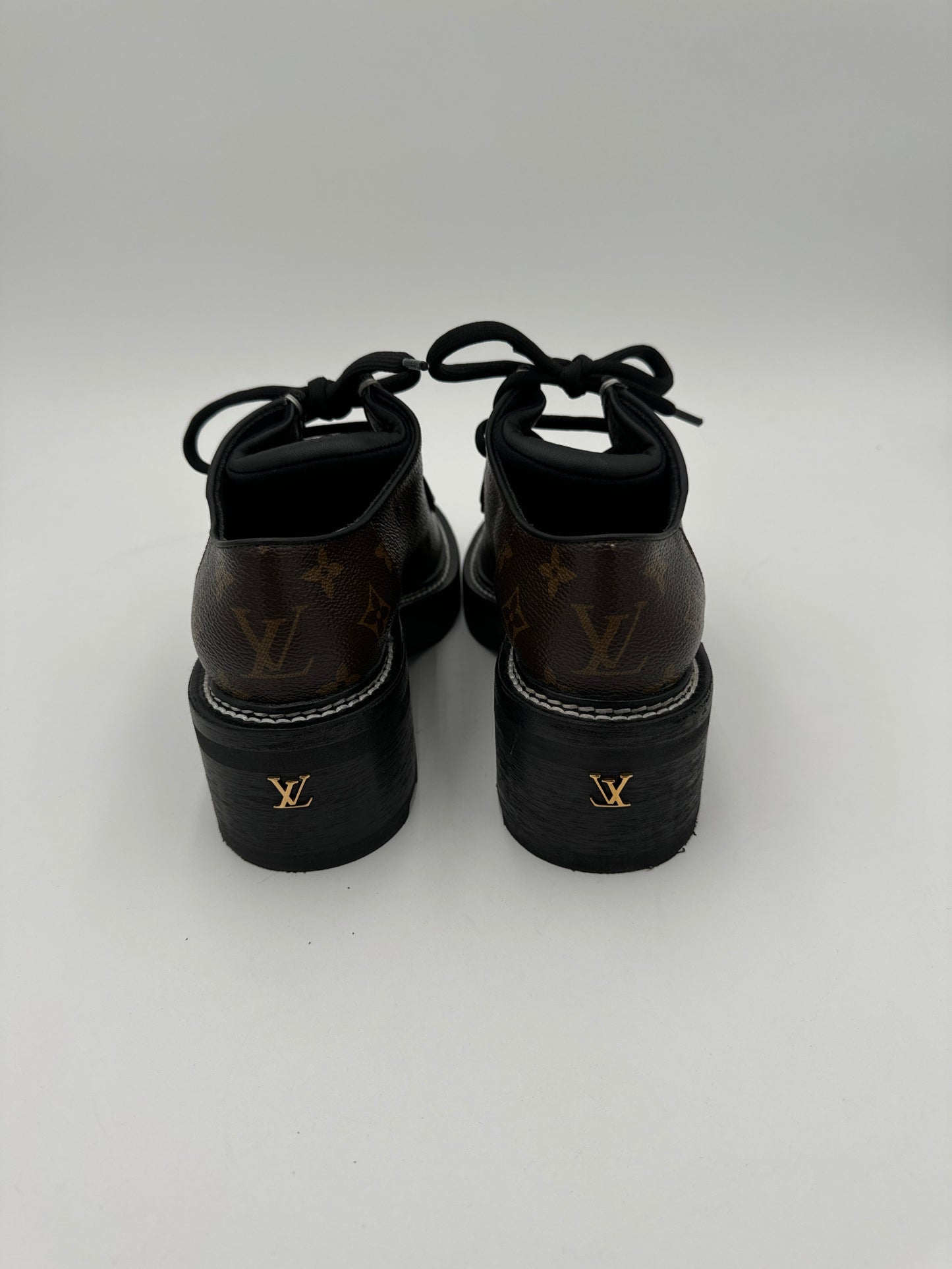 Shoes Luxury Designer By Louis Vuitton In Black & Brown, Size: 8.5