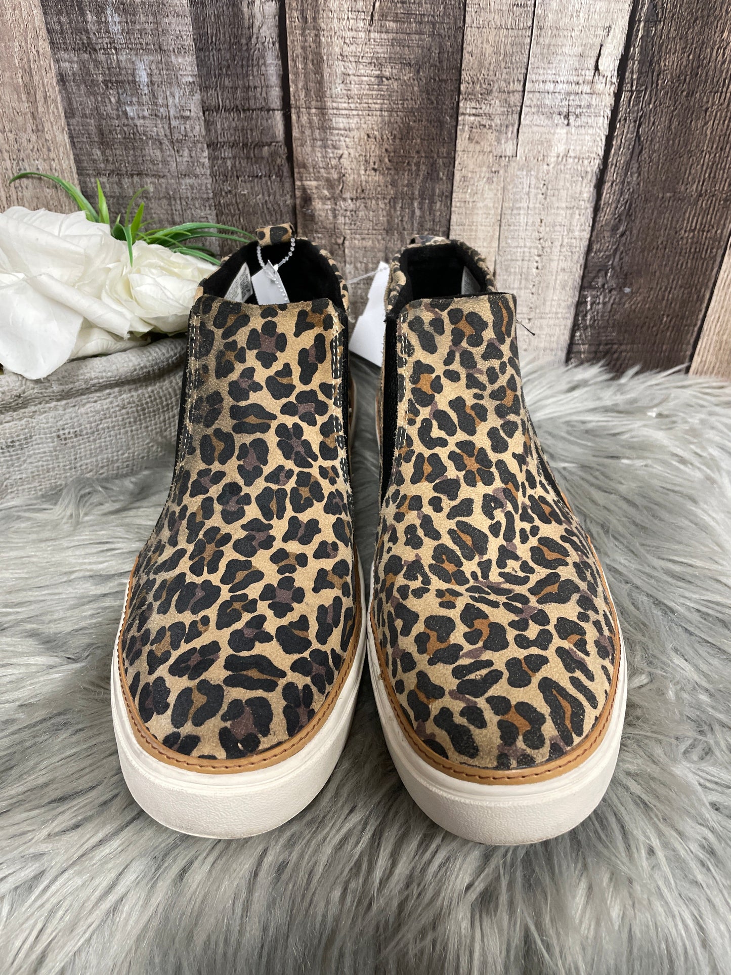 Shoes Sneakers By Torrid In Animal Print, Size: 11