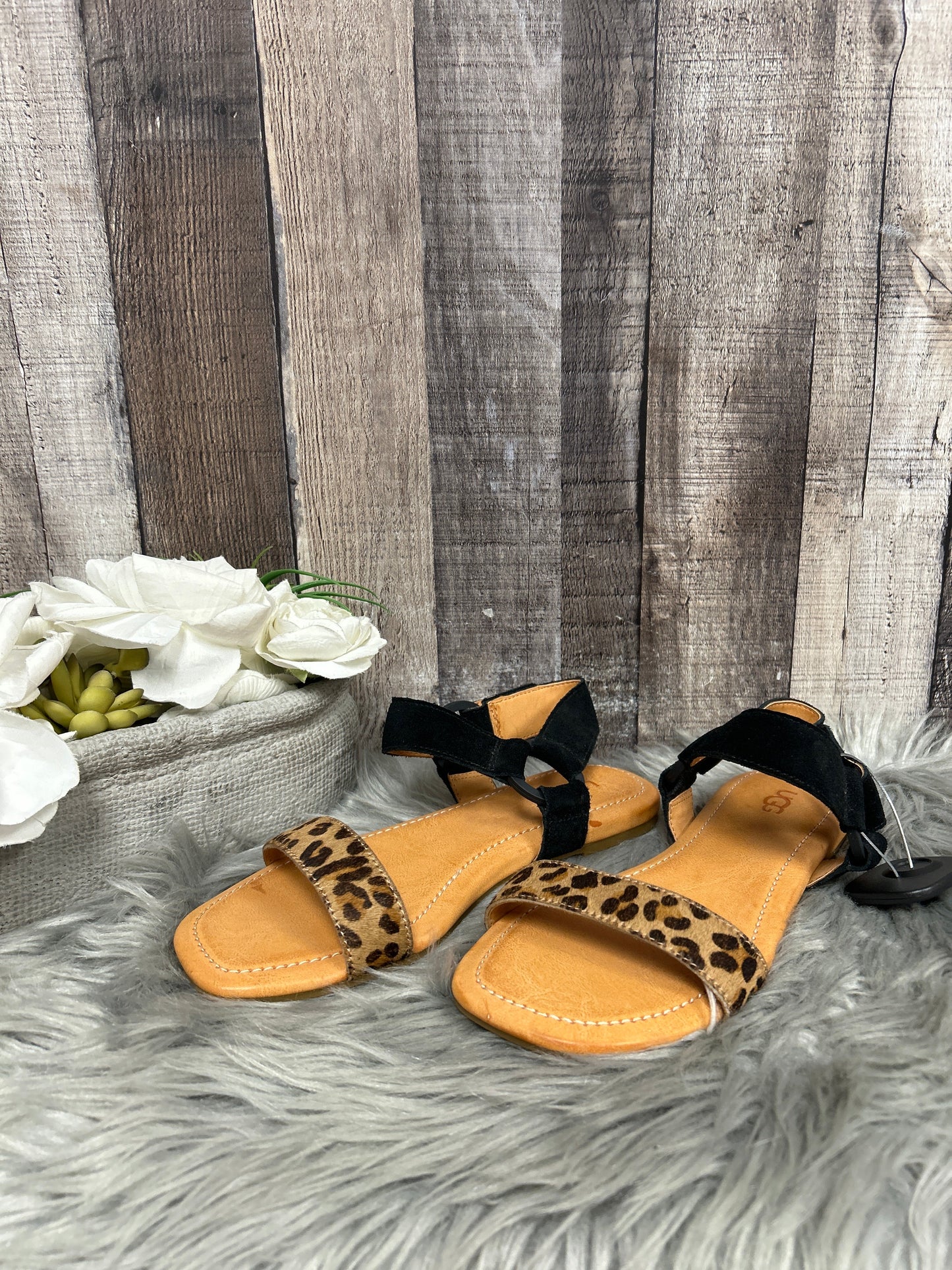 Animal Print Sandals Flats Ugg, Size 7