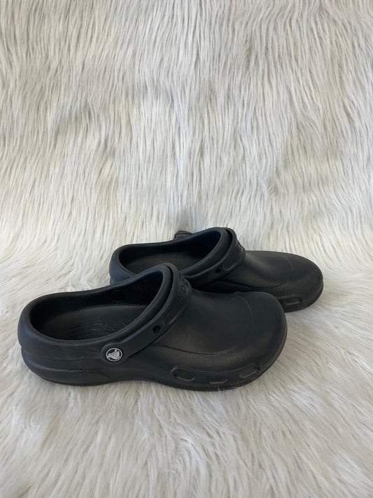 Shoes Flats By Crocs In Black, Size: 10