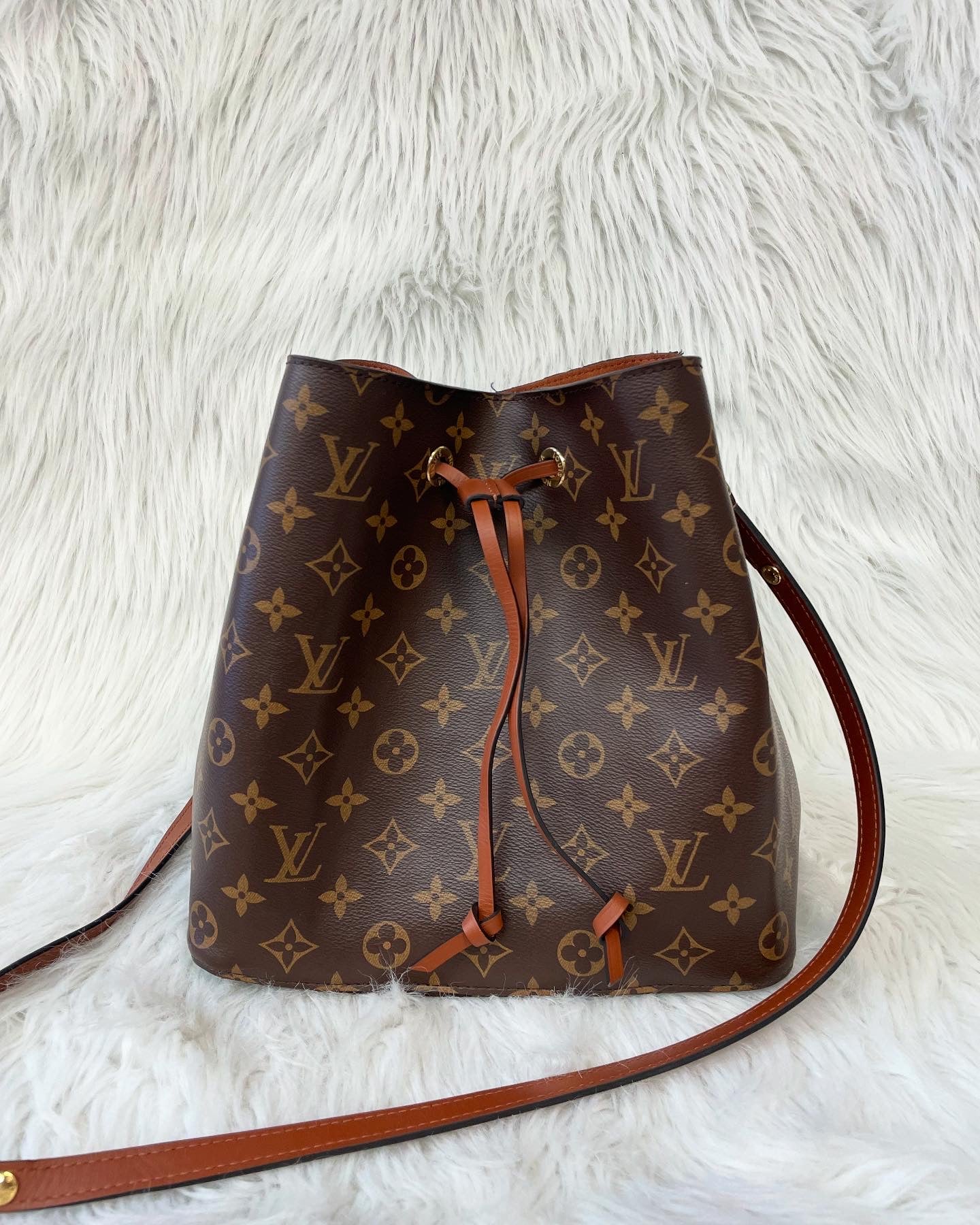 Crossbody Luxury Designer By Louis Vuitton, Size: Medium