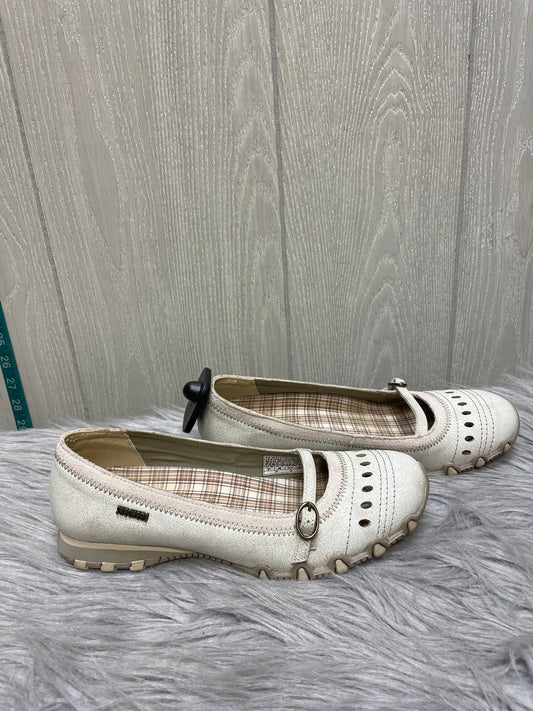 Shoes Flats By Skechers In Cream, Size: 7