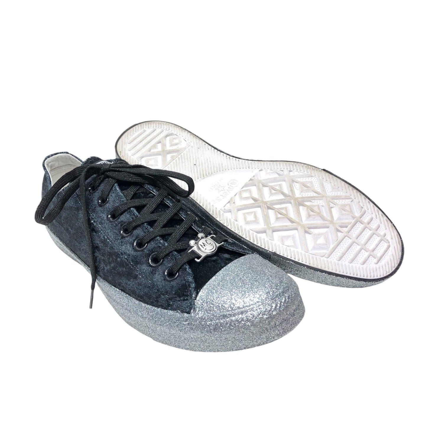 Shoes Sneakers By Converse In Black & Silver, Size: 11