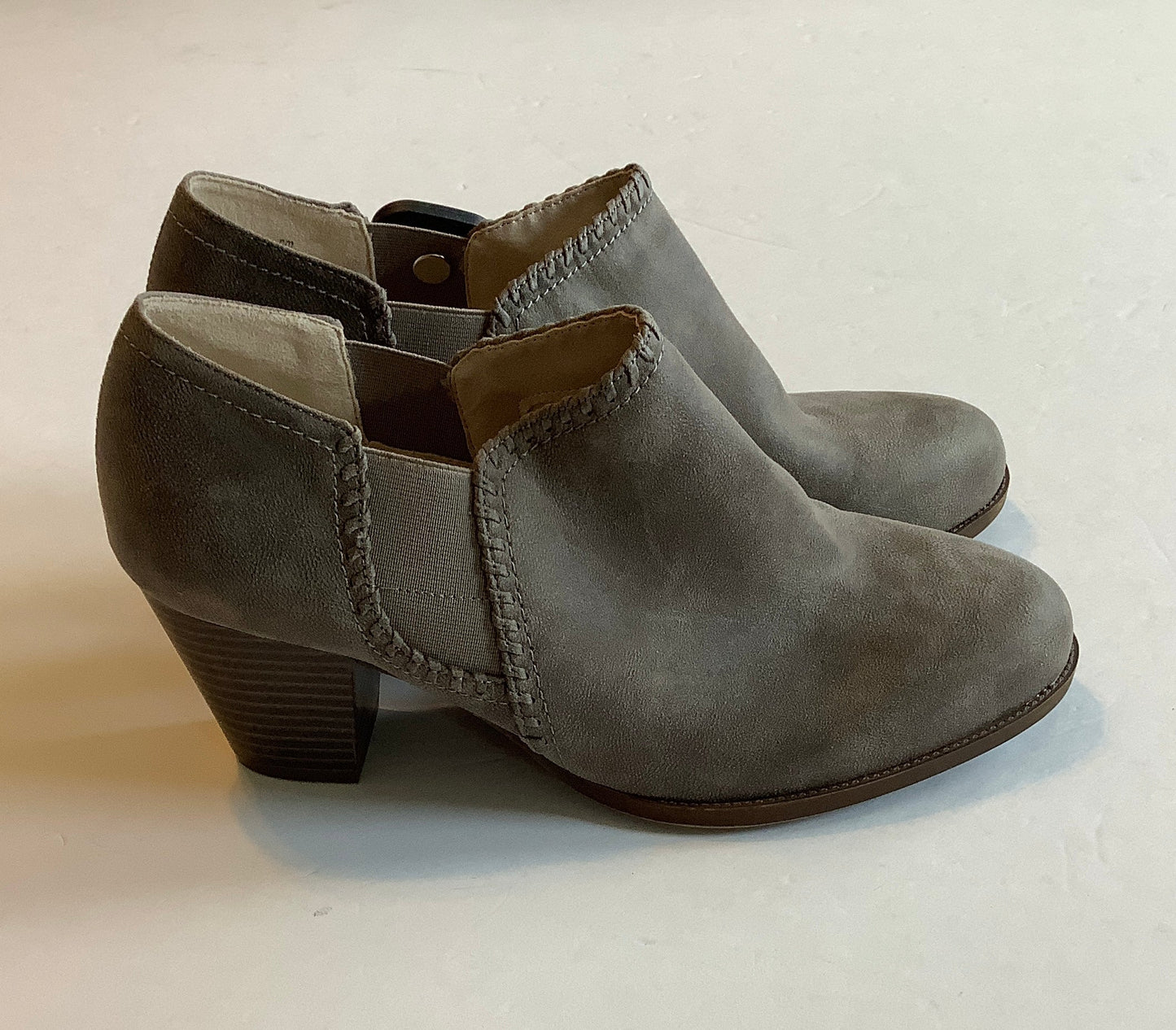 Boots Ankle Heels By Clothes Mentor In Grey, Size: 9.5