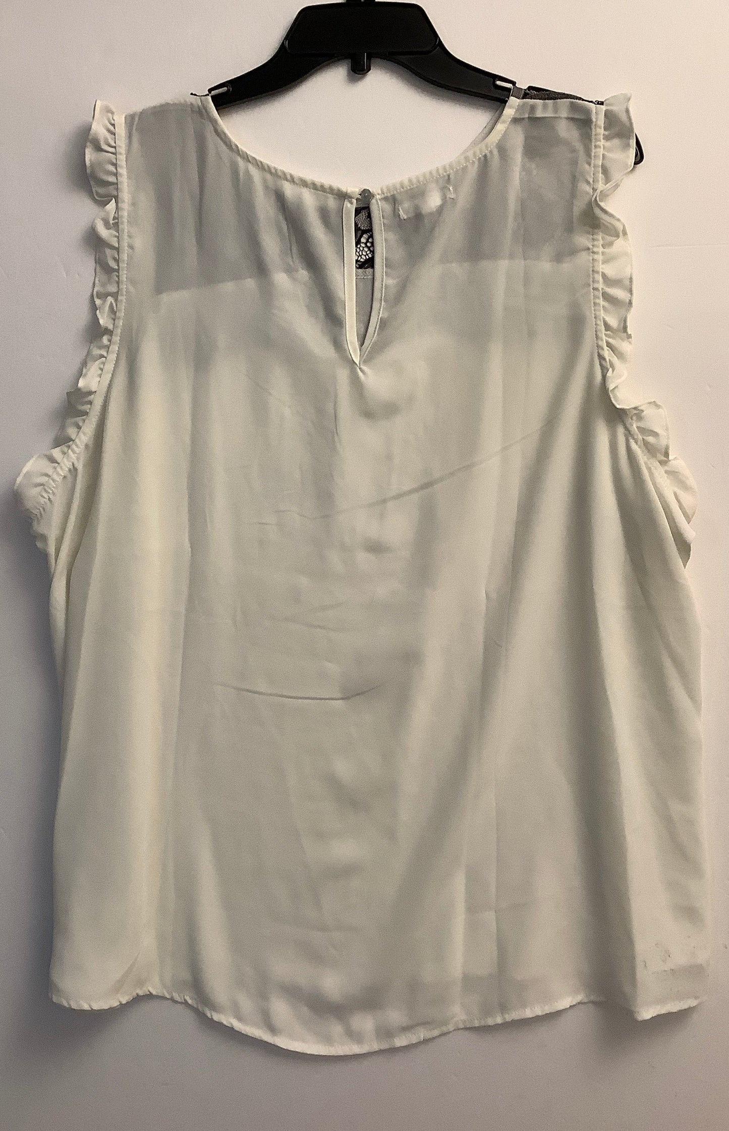 Top Sleeveless By Maurices In White, Size: 3x