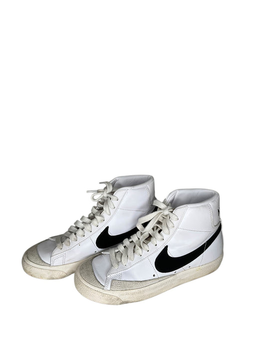 Shoes Sneakers By Nike In White, Size: 6