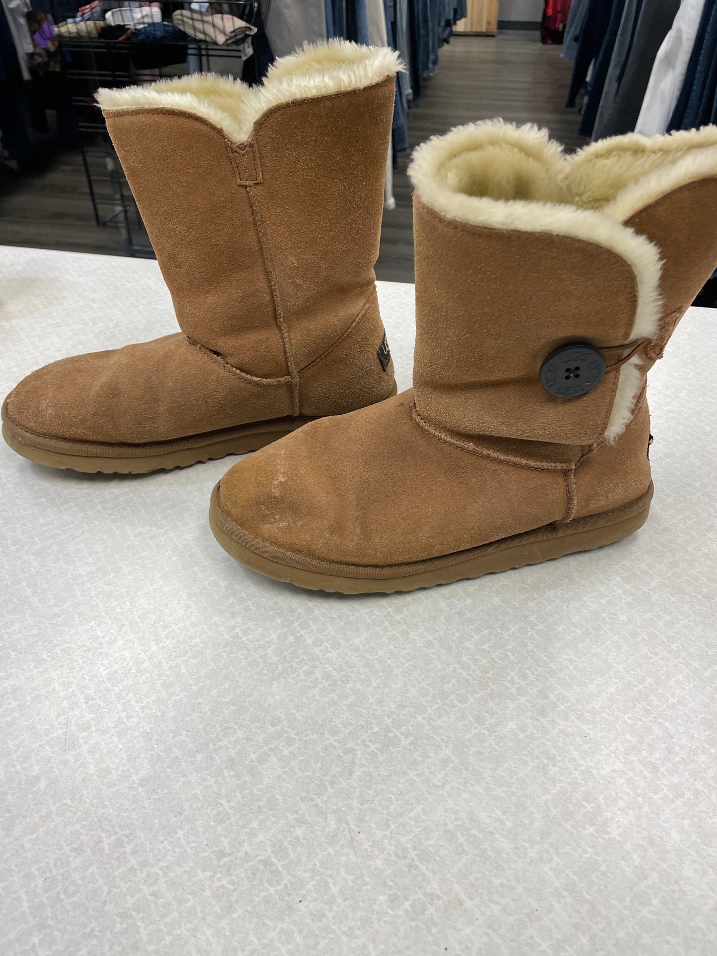 Boots Snow By Ugg  Size: 8