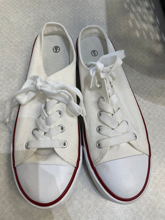 Shoes Sneakers By Clothes Mentor In White, Size: 9