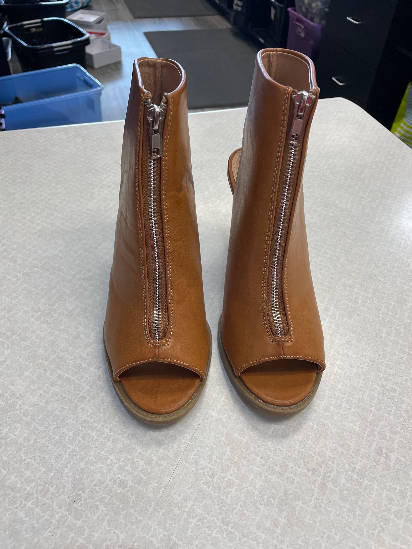 Boots Ankle Heels By Report  Size: 8