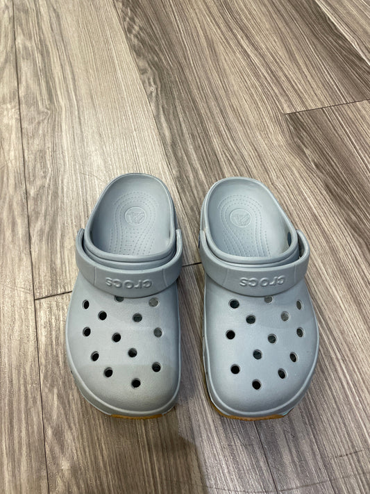 Shoes Athletic By Crocs In Blue, Size: 5