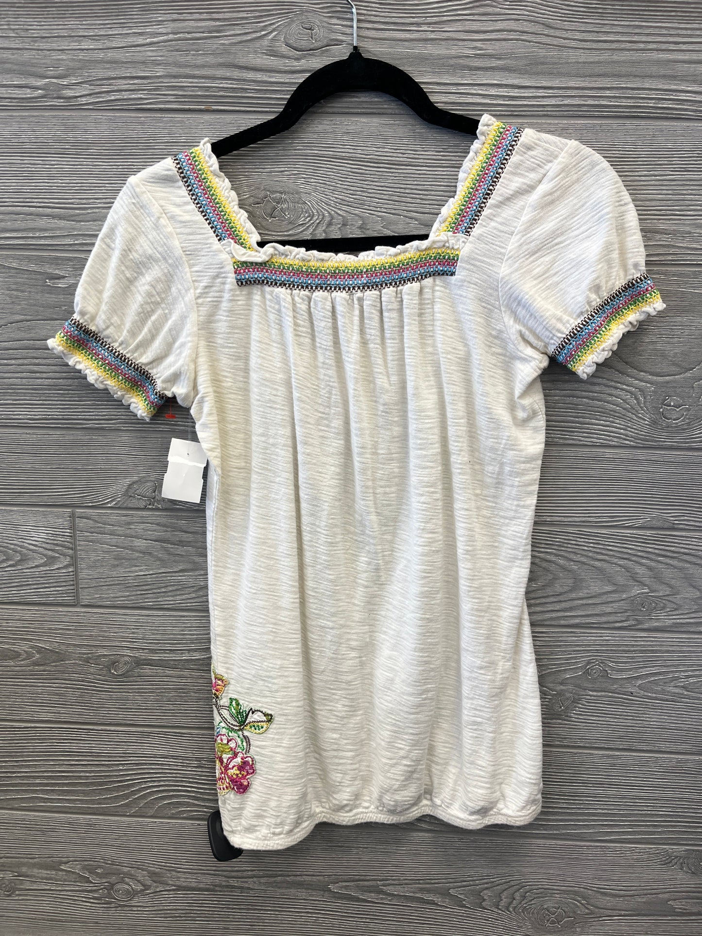 Top Short Sleeve By Maurices In Cream, Size: S