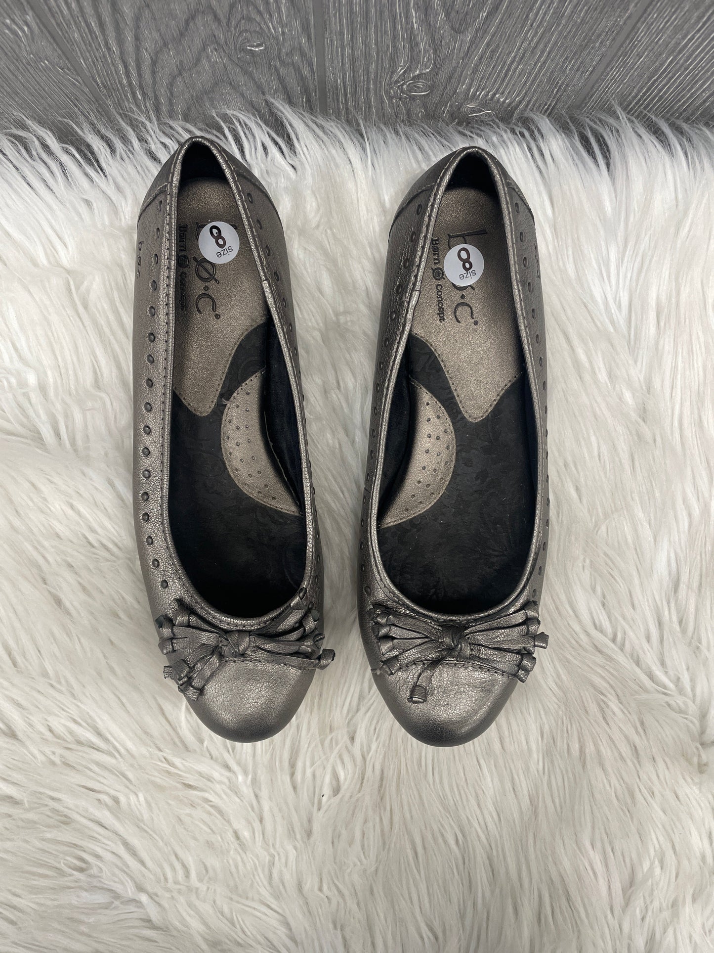 Shoes Flats By Boc In Silver, Size: 8