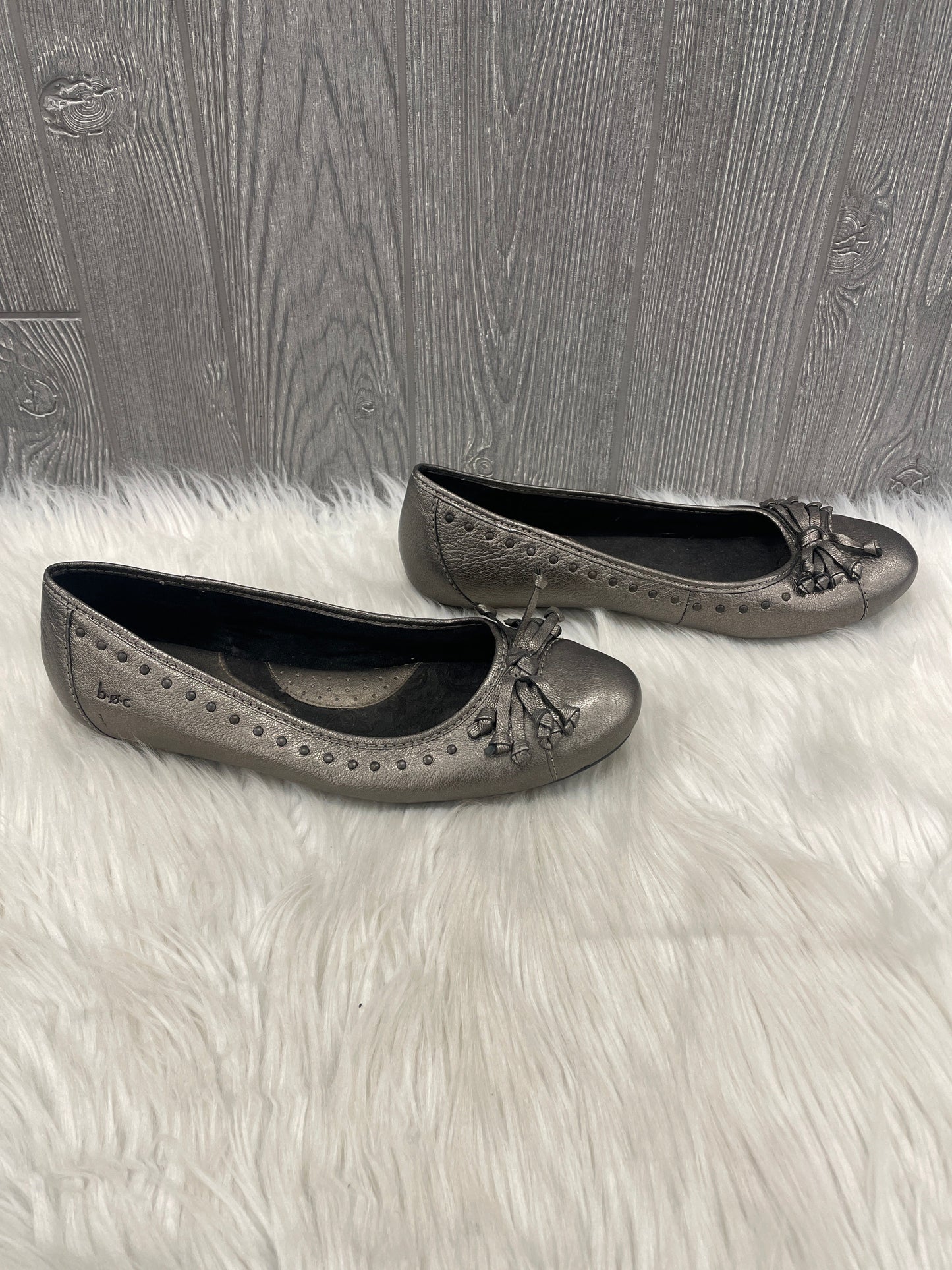 Shoes Flats By Boc In Silver, Size: 8