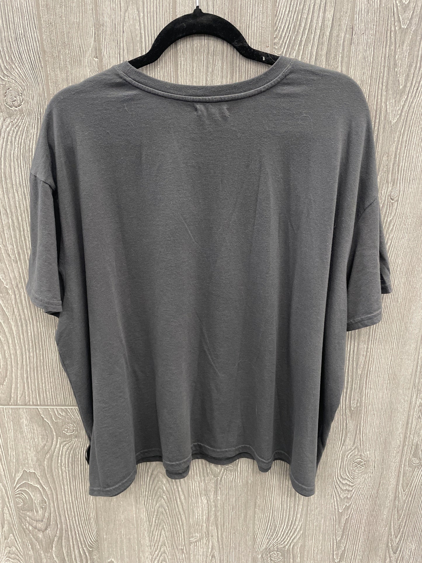 Top Short Sleeve By Maurices In Grey, Size: 2x