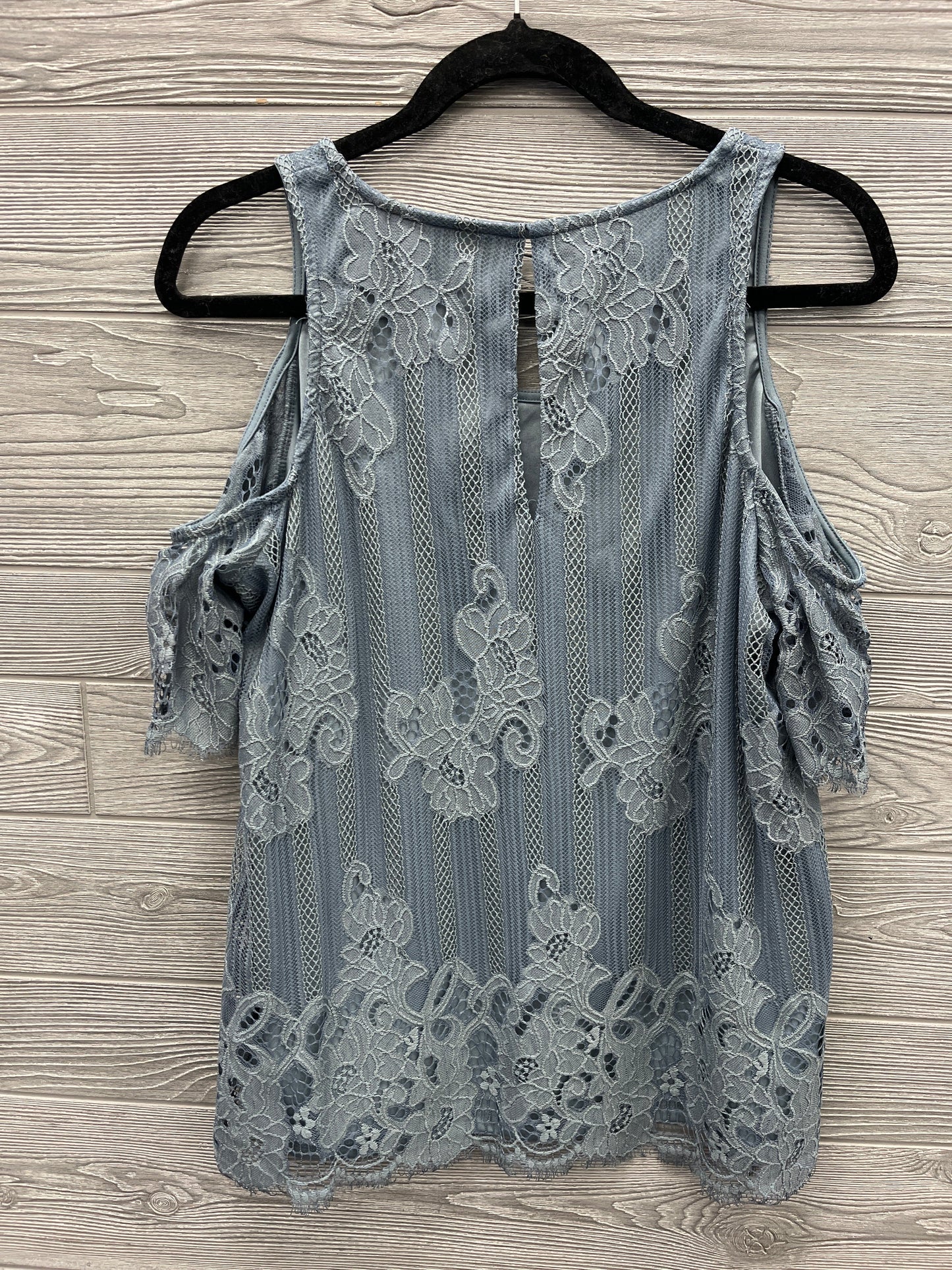 Top Short Sleeve By Maurices In Grey, Size: Xl