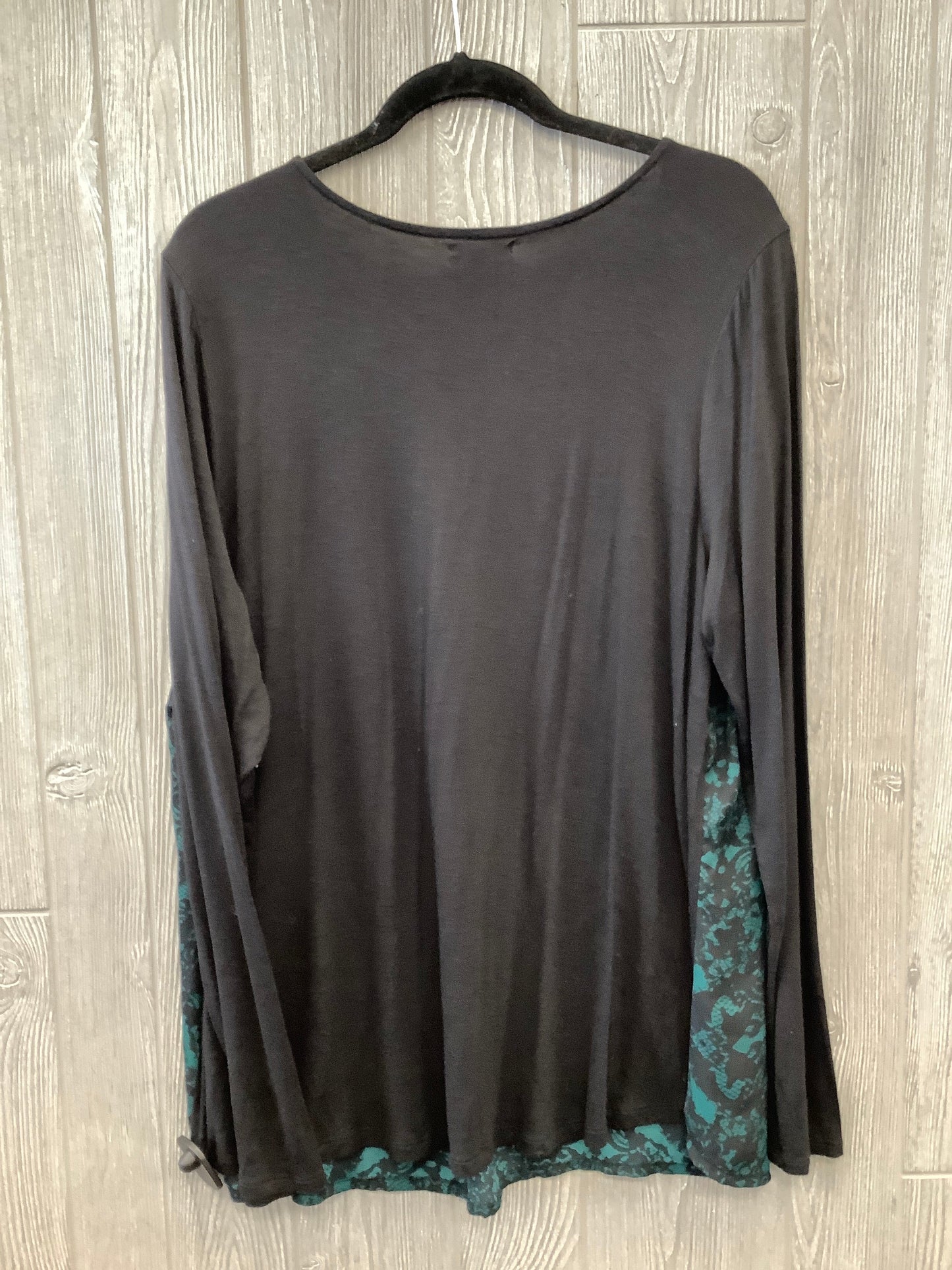 Top Long Sleeve By Maurices In Black & Green, Size: 1x