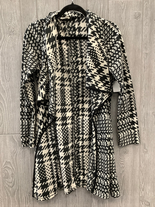 Cardigan By Clothes Mentor In Black & White, Size: 1x