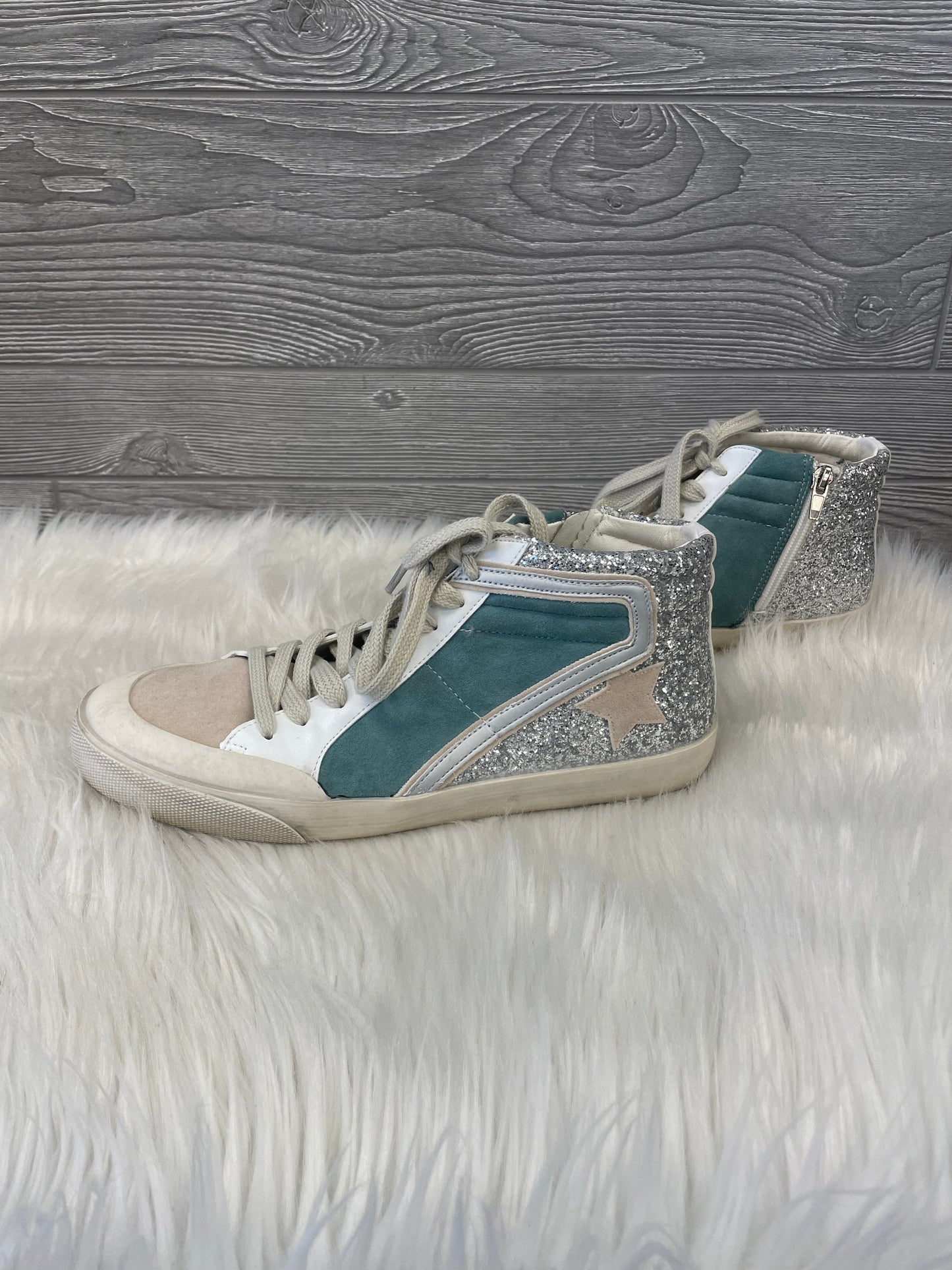 Shoes Sneakers By Clothes Mentor  Size: 8.5