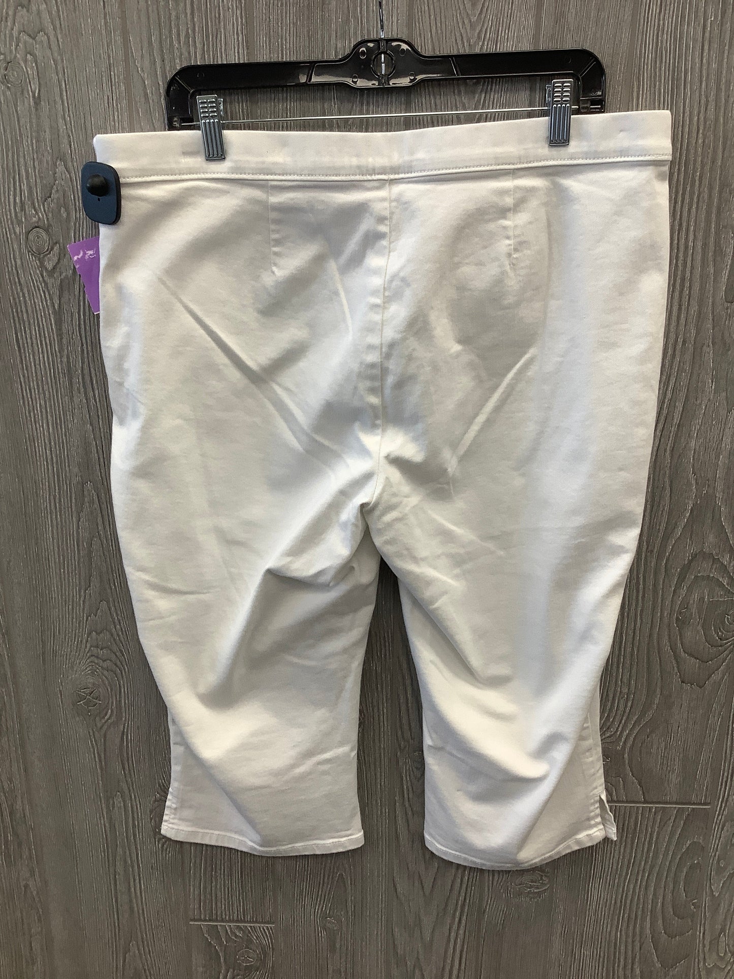 Capris By Liz Claiborne In White, Size: 16