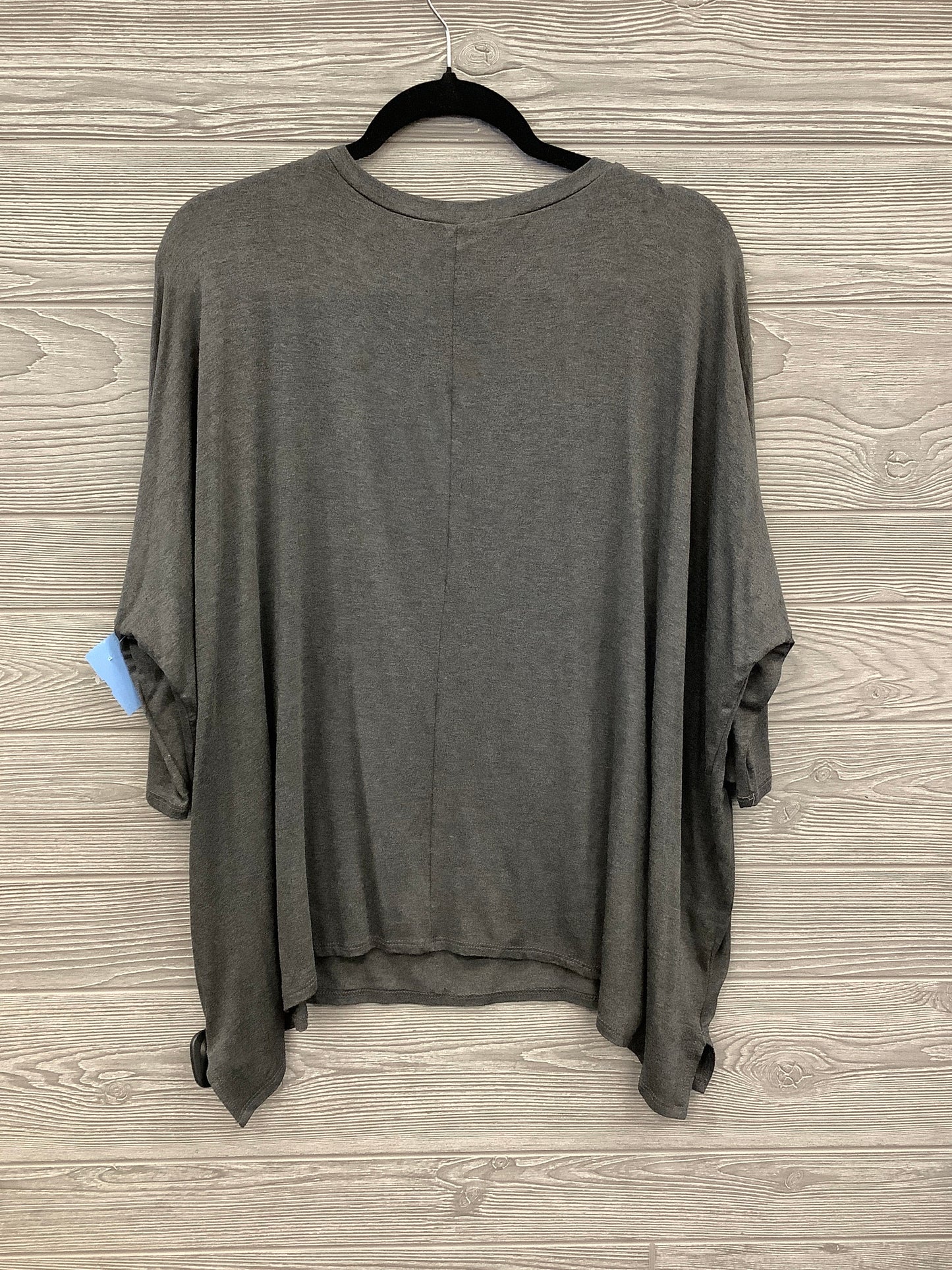 Top Short Sleeve By Hem & Thread In Grey, Size: L