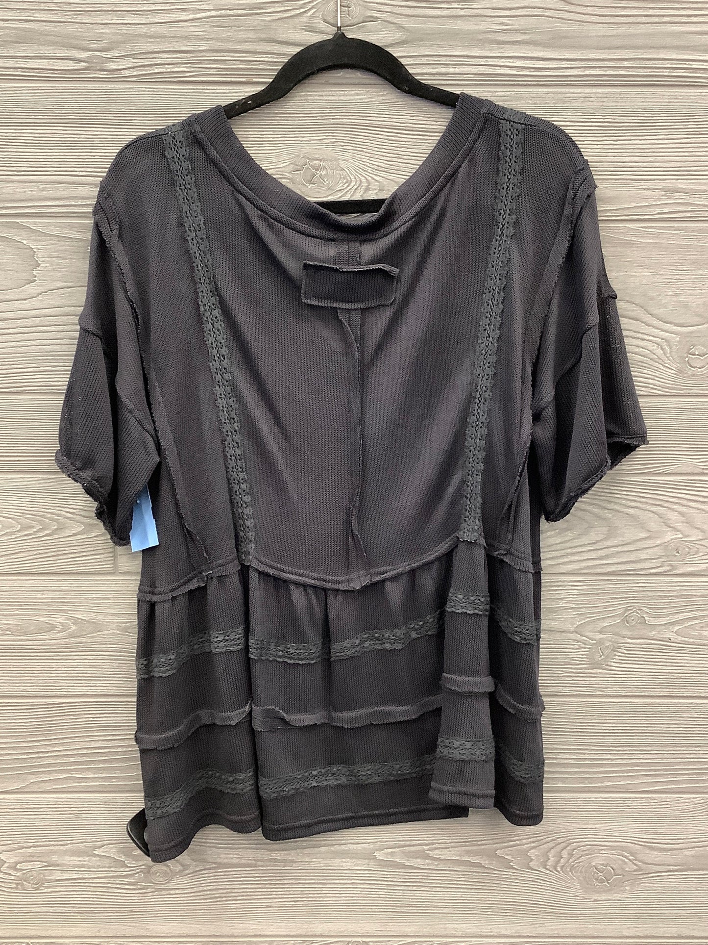 Top Short Sleeve By Pol In Grey, Size: M