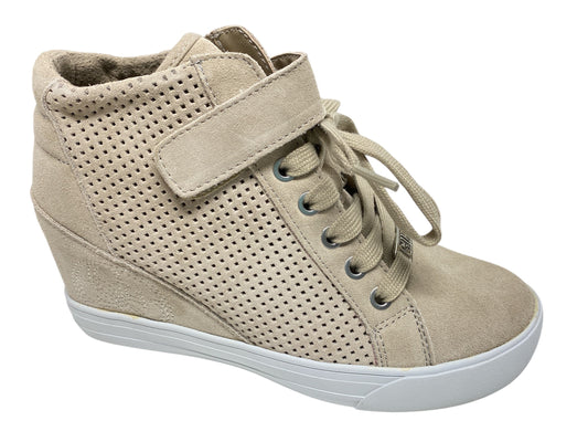 Shoes Sneakers By Guess In Tan, Size: 6