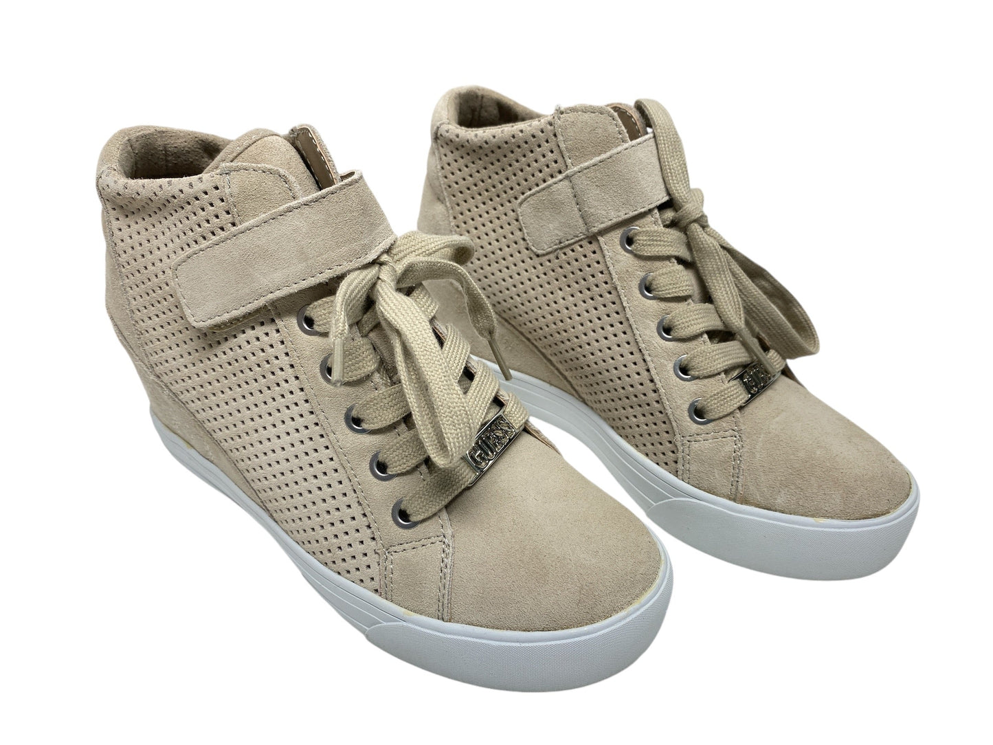 Shoes Sneakers By Guess In Tan, Size: 6