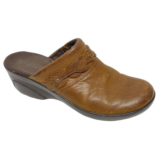 Shoes Flats By Clarks In Brown, Size: 9