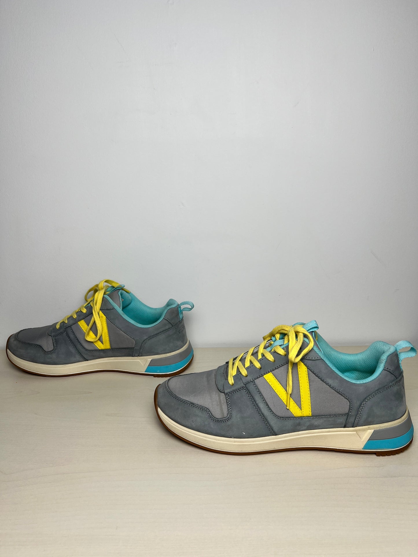 Shoes Sneakers By Vionic In Grey, Size: 10